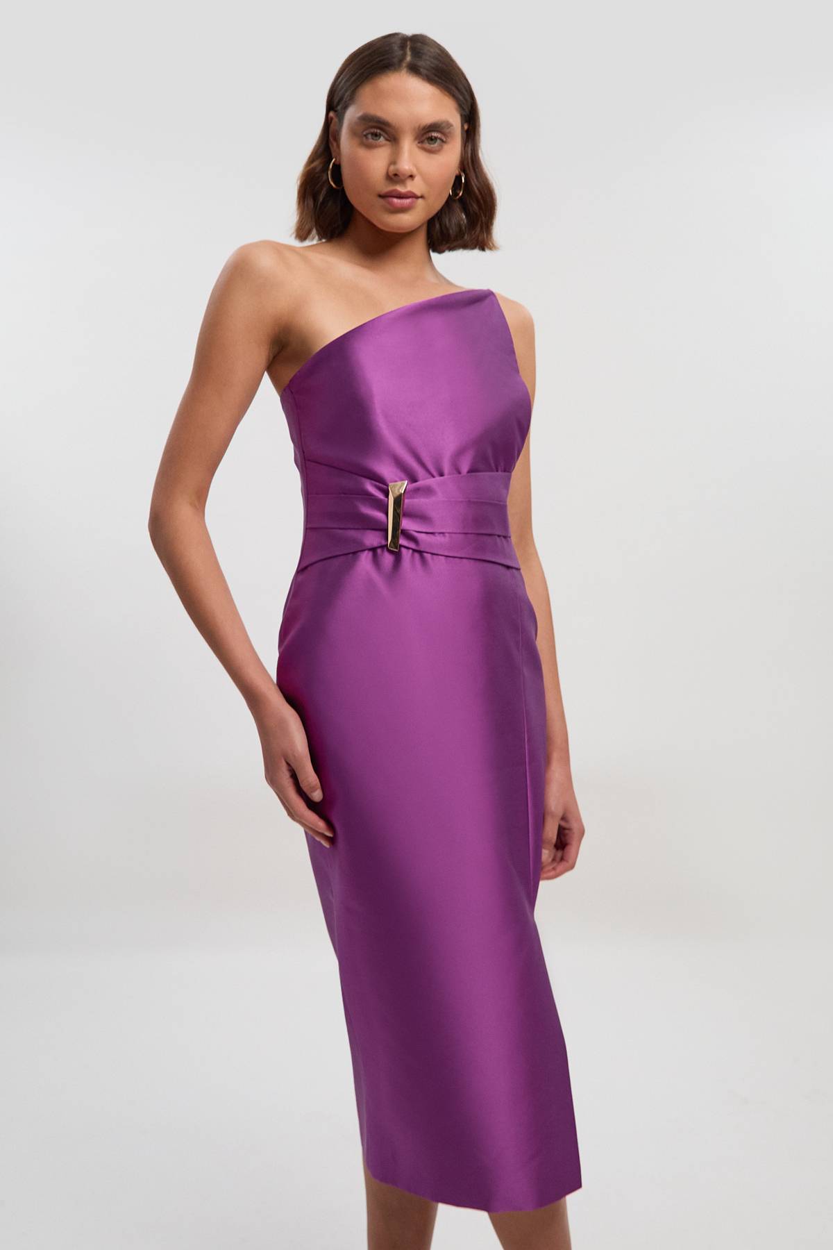 KarenMillen Robe Midi Ajustée à Col Asymétrique Structuré avec Détails de Passepoil en Satin Sergé