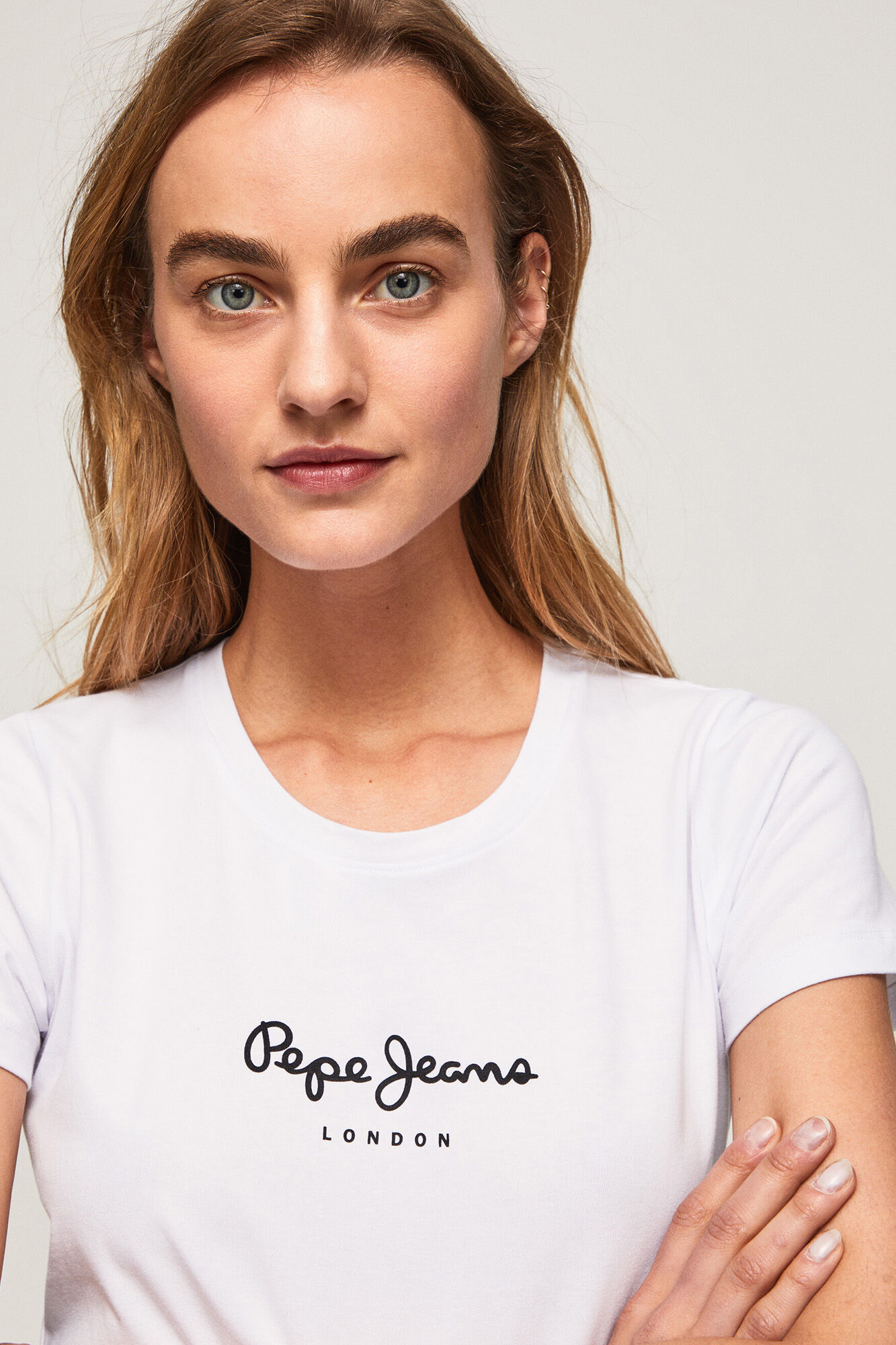 Camiseta básica com logo frontal.