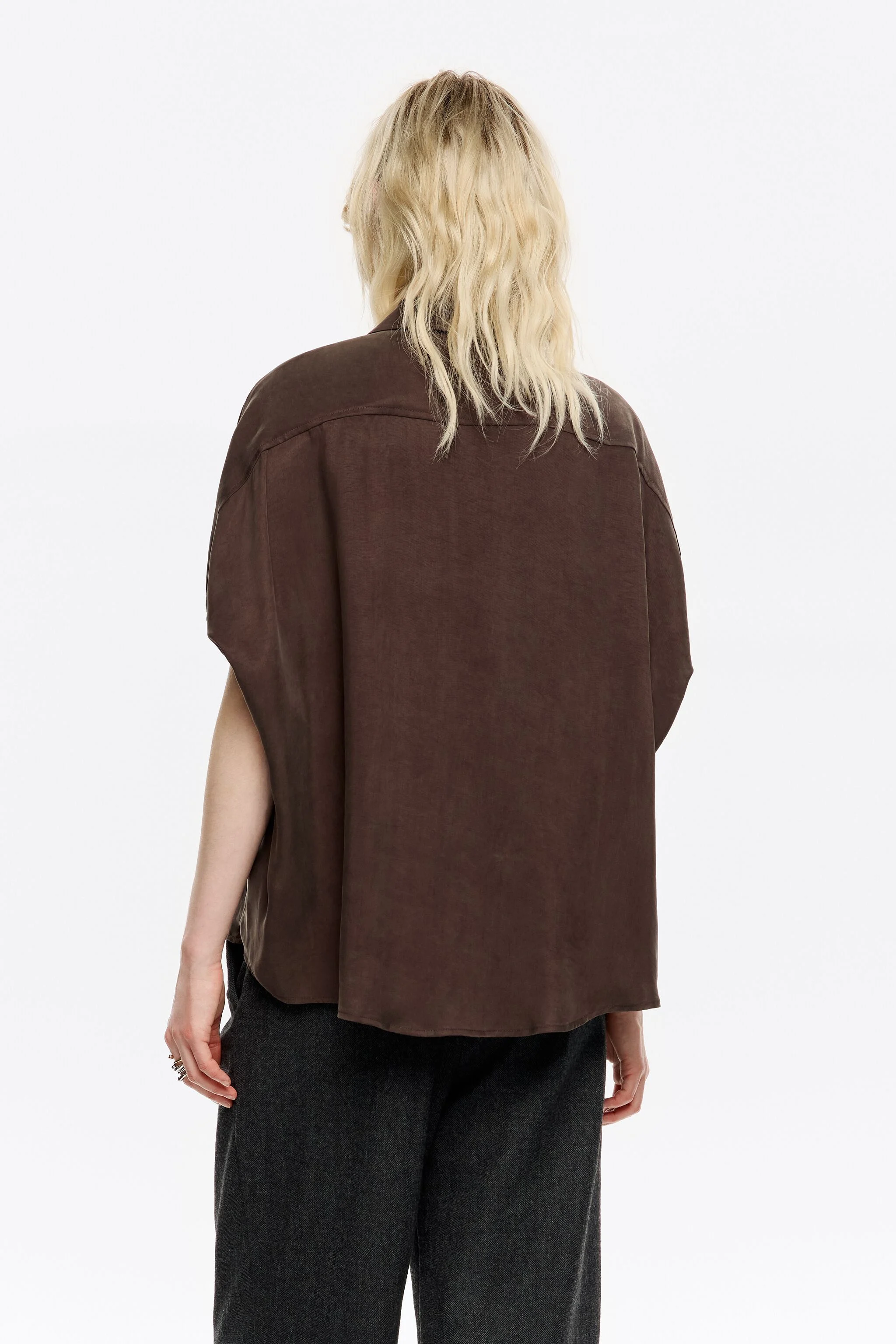 camisa capa fluida marrom escura