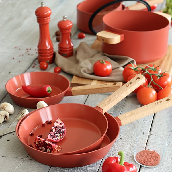 Poêle Ector induction aluminium revêtu manche en bois 28 cm rouge Ogo