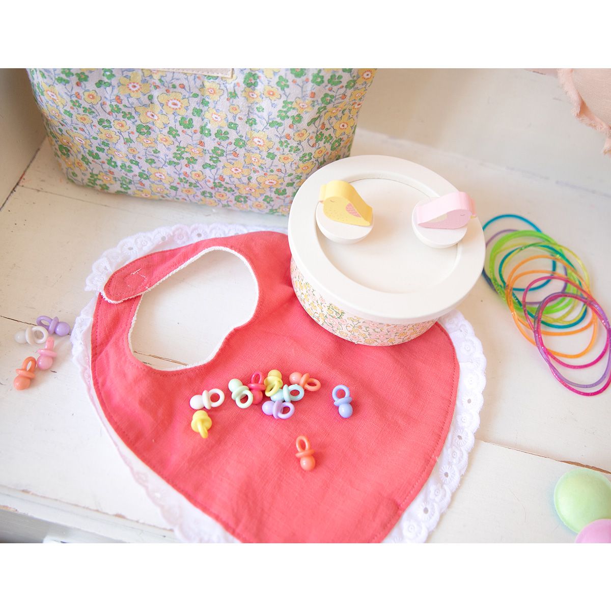 Bavoir dentelle corail Le petit Souk