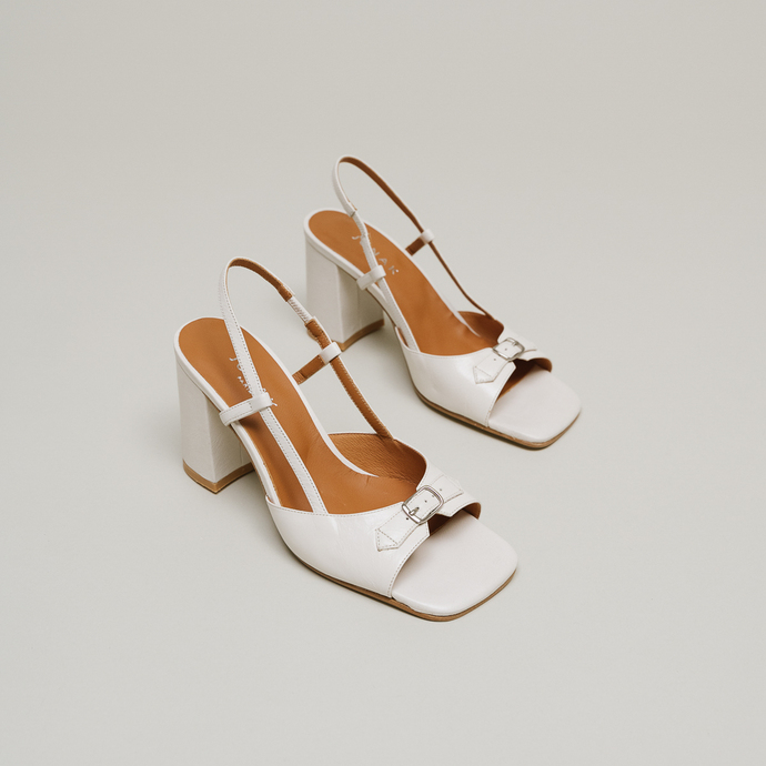 Sandales à talons et bouts carrés  en cuir vieilli ecru