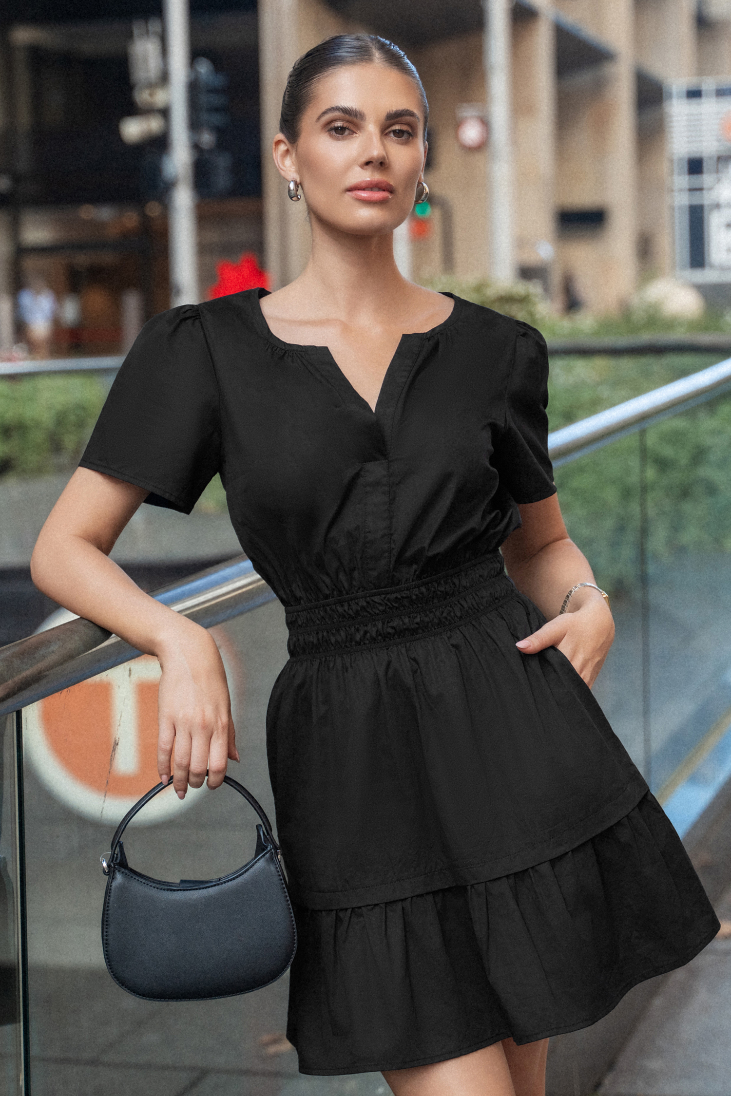 Robe mini en pur coton à manches courtes et taille à smocks noire