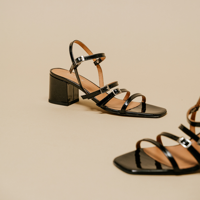 Sandales à talons et brides  en cuir vernis noir