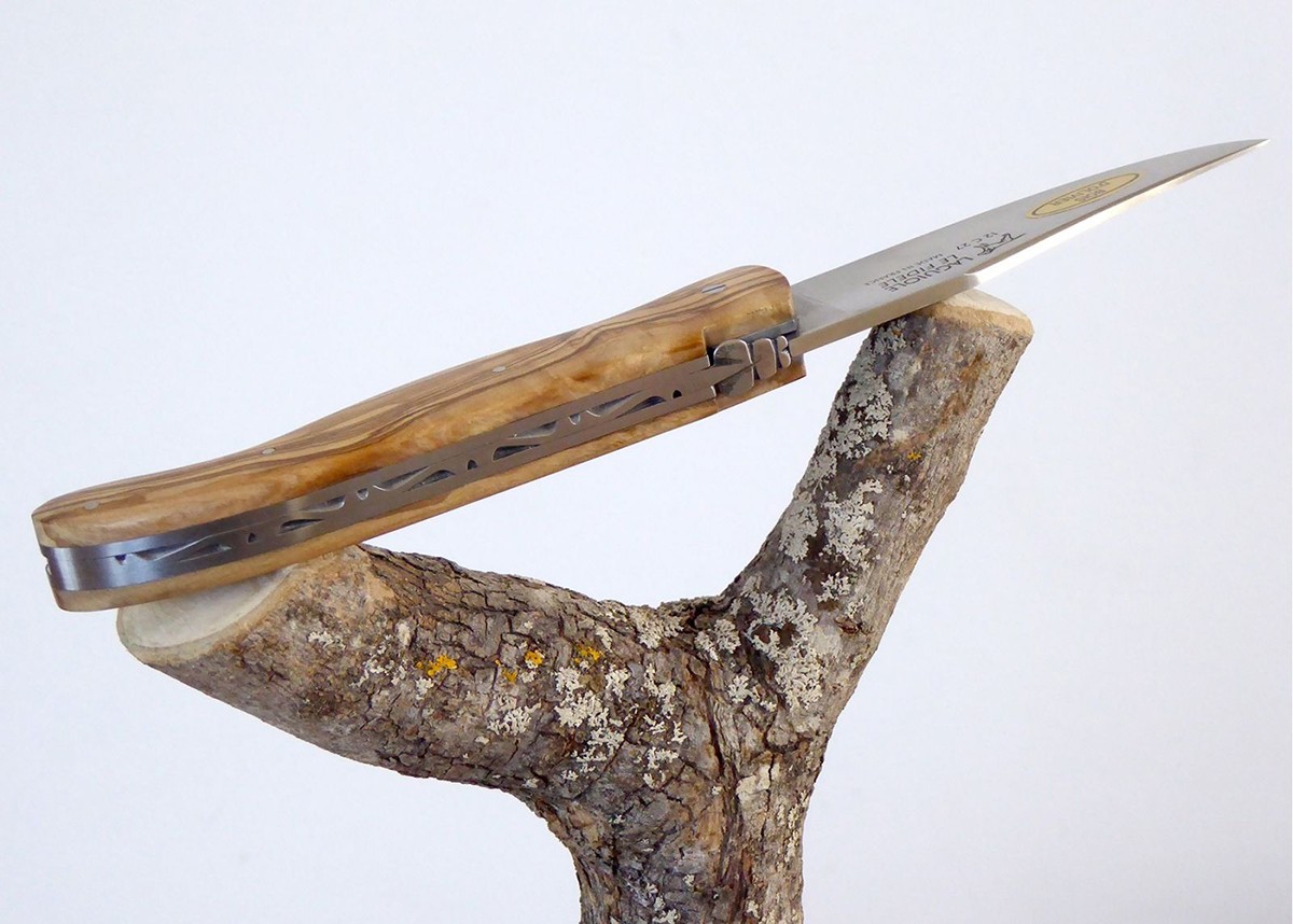 Couteau Laguiole de chasse avec un manche en Olivier