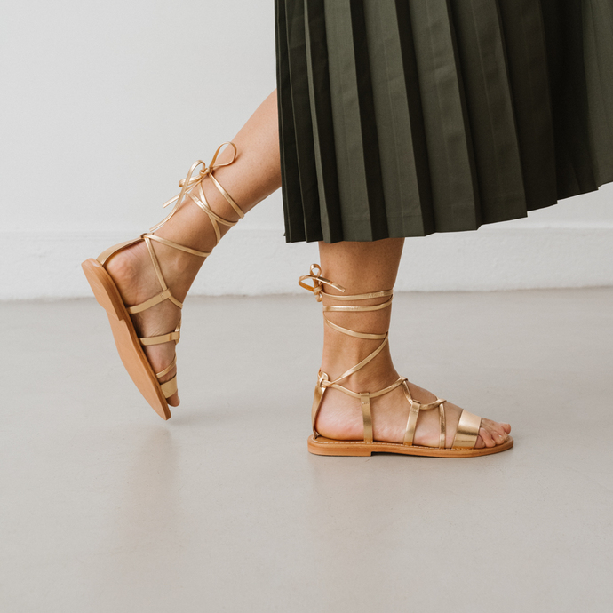 Sandales à brides torsadées  en cuir métallisé or