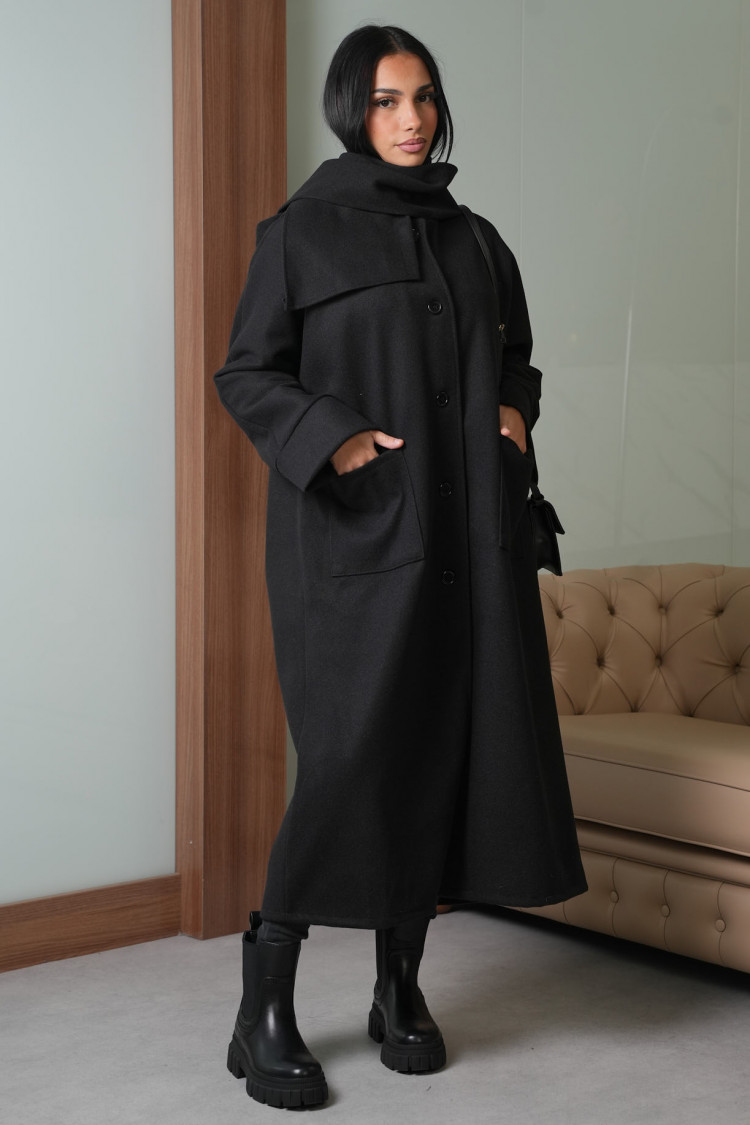 Manteau noir avec écharpe intégré
