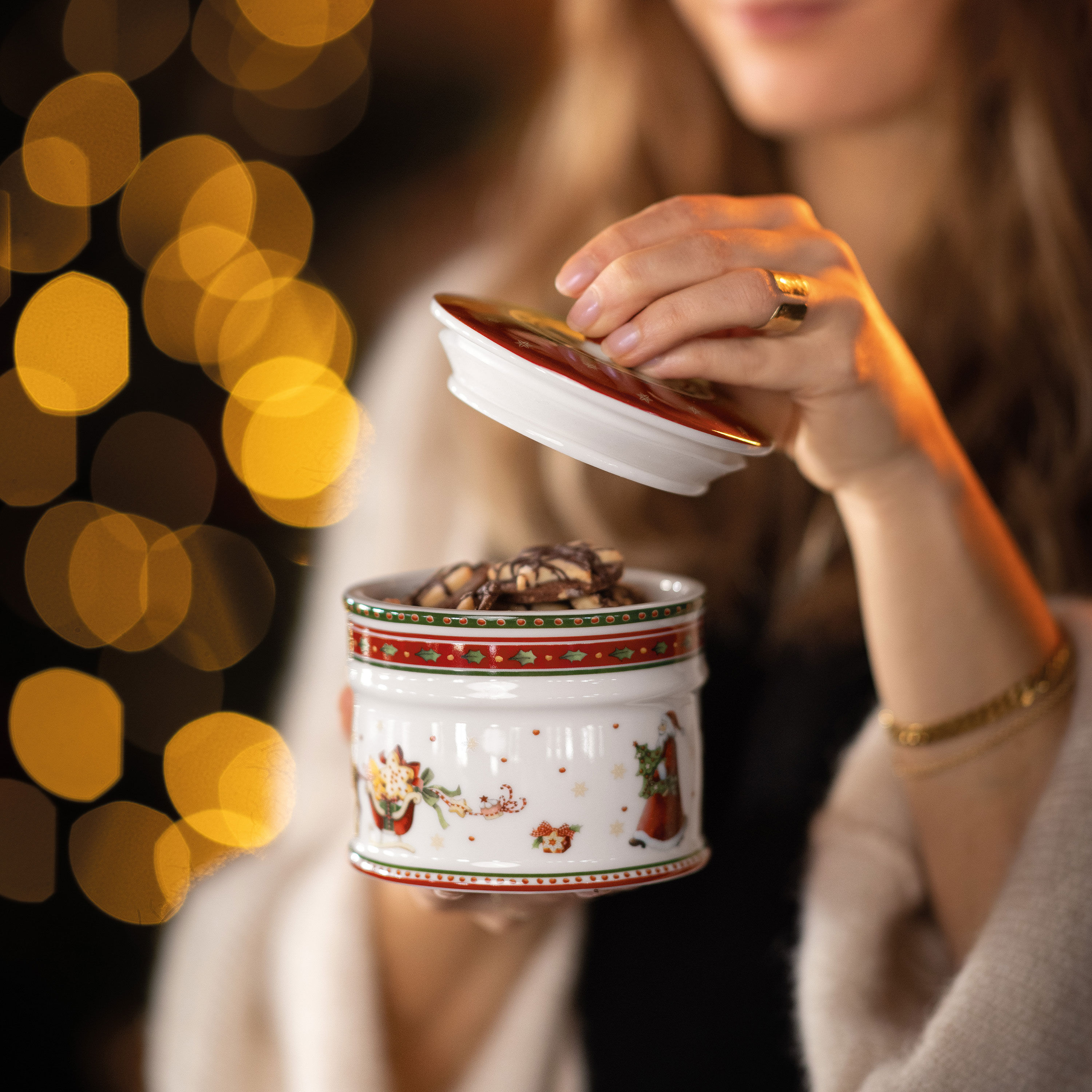 Winter Bakery Delight Cookie box Red, 4.4''