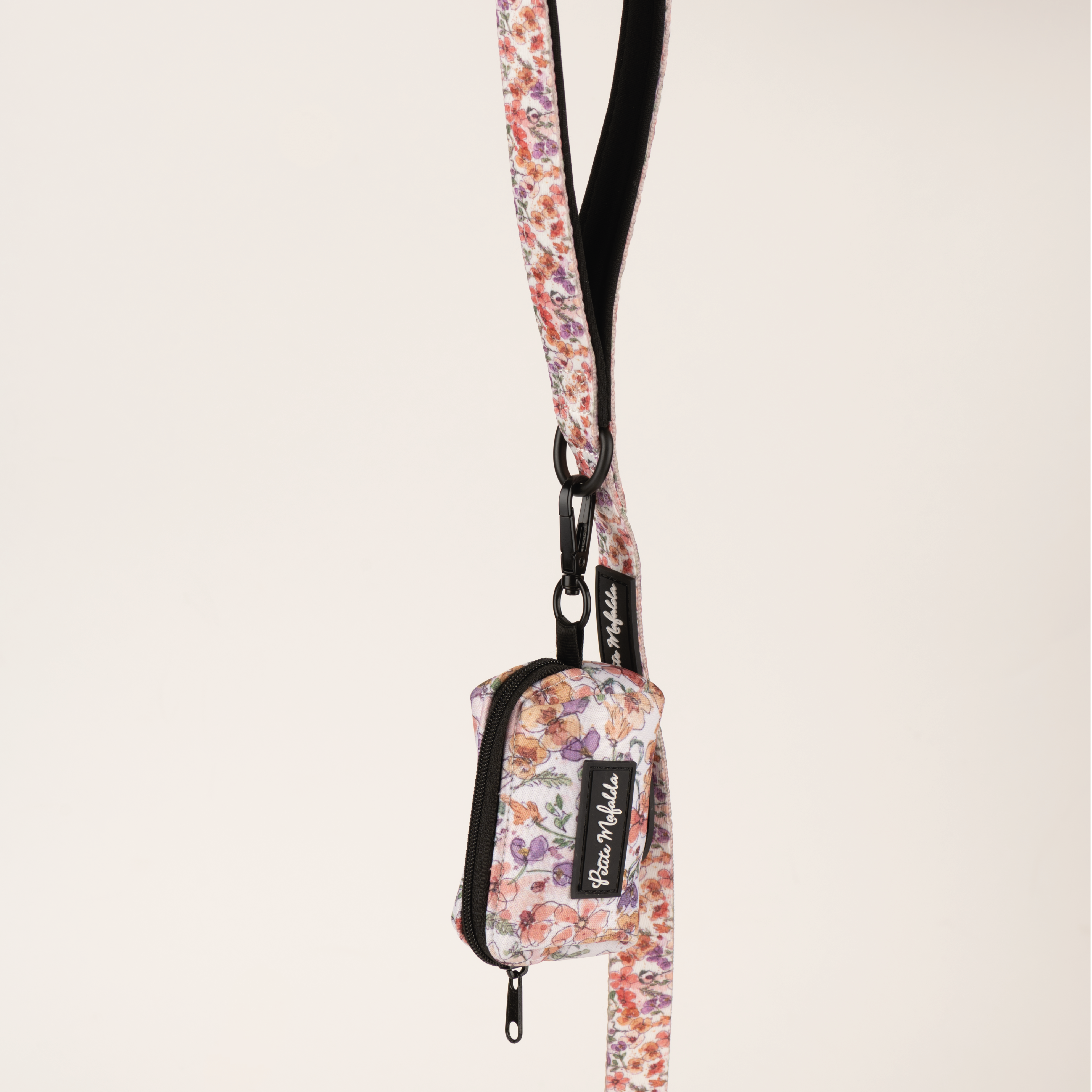 Porta-sacos Petite Mafalda com estampa floral rosa para cães