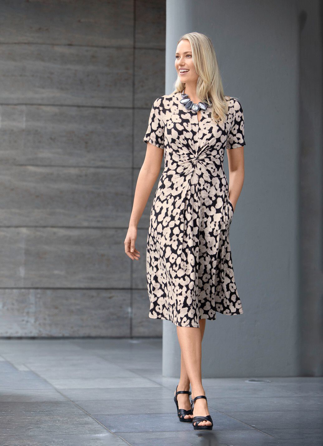 Kleid mit extravaganter Knotenoptik