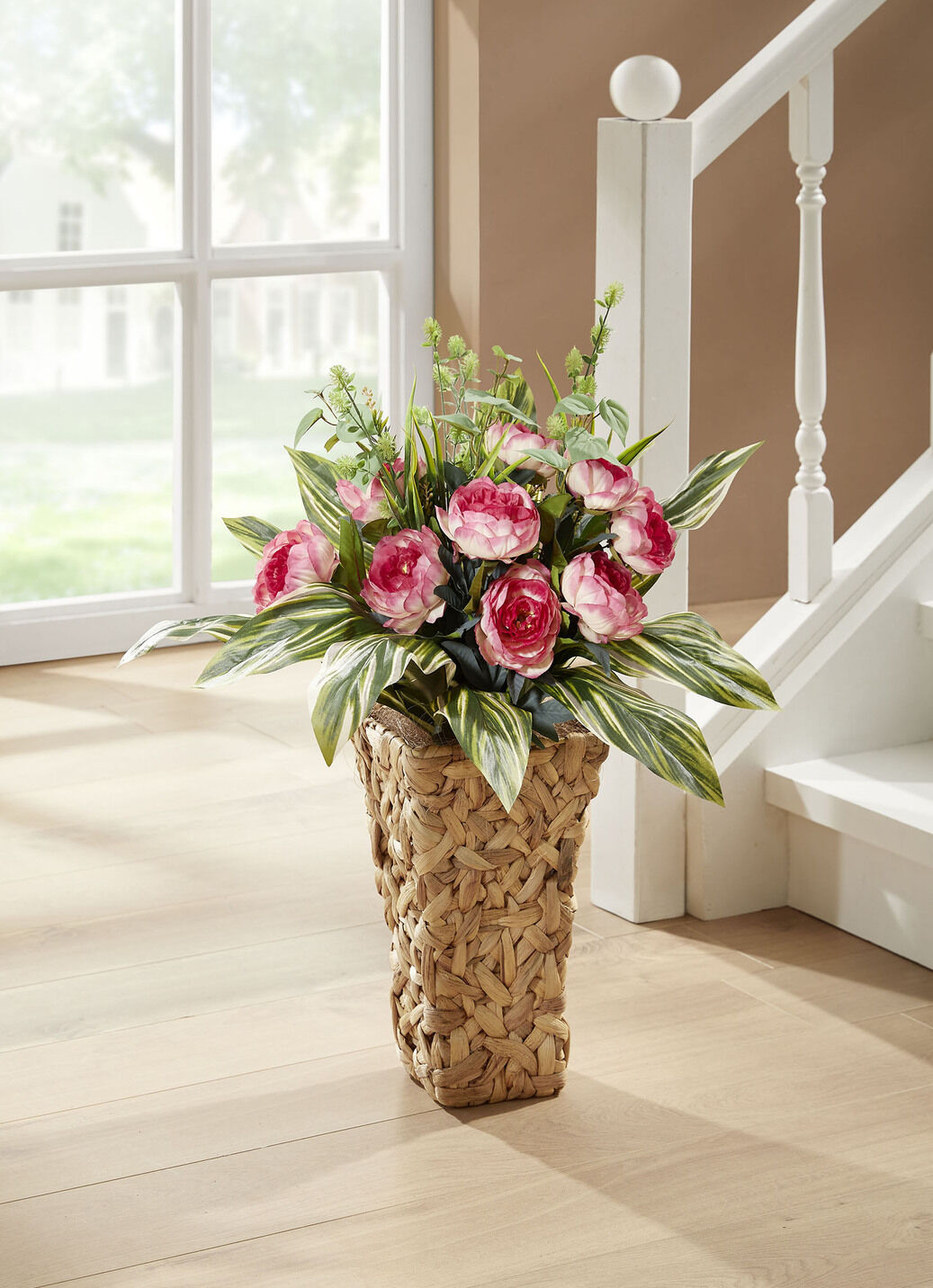 Bauernrosen in Wasserhyazinthen-Korb