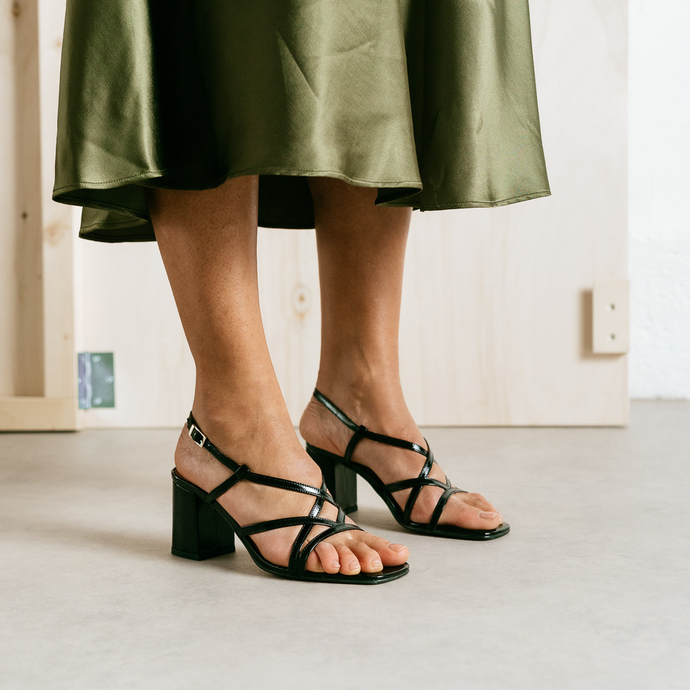 Sandales à talons et brides  en cuir brillant noir
