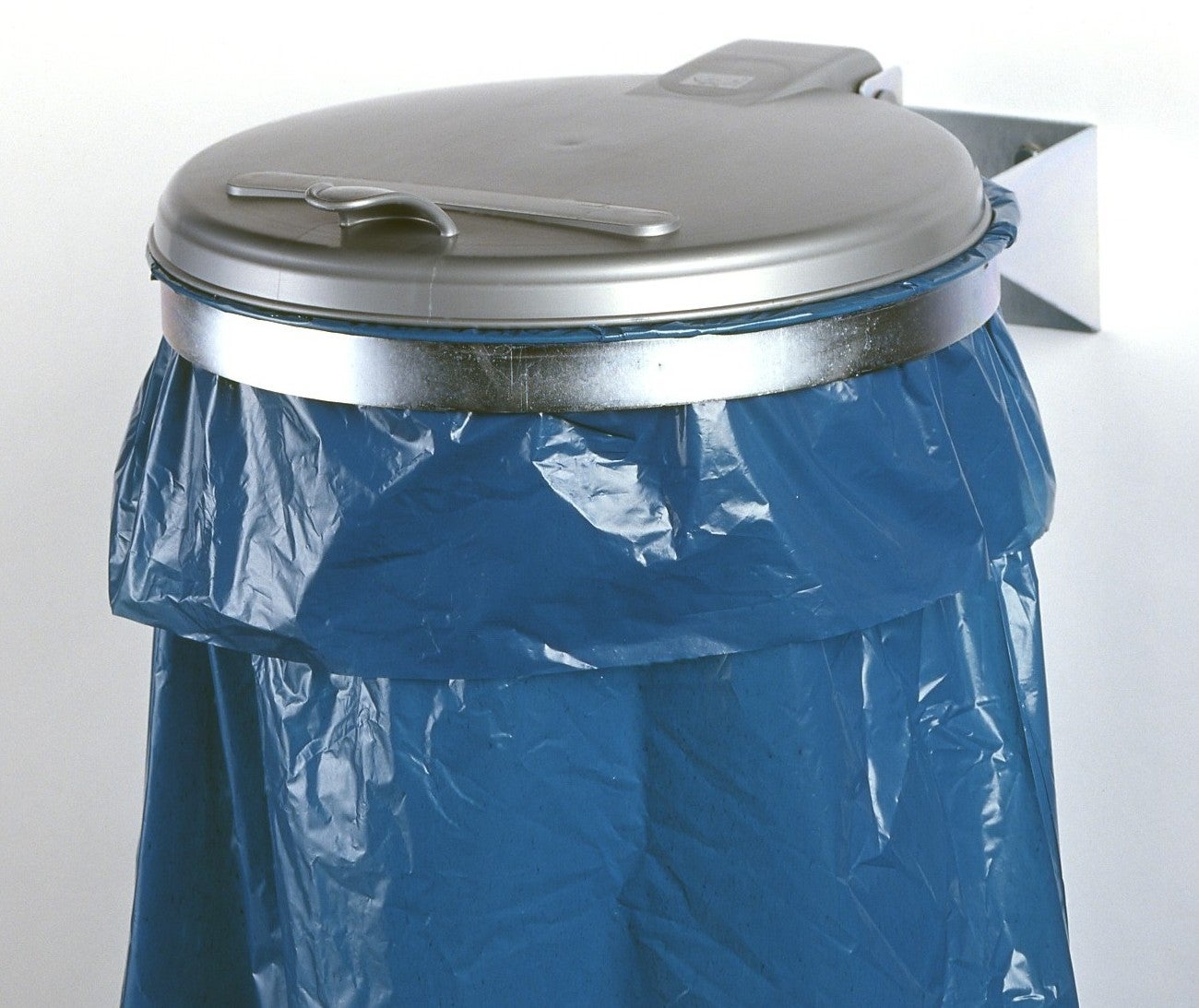 PROREGAL Robuuste enkele afvalbak met kunststof deksel, wandmontage, 35 cm opening, B x D 50 x 48 cm, gegalvaniseerd staal, zilver