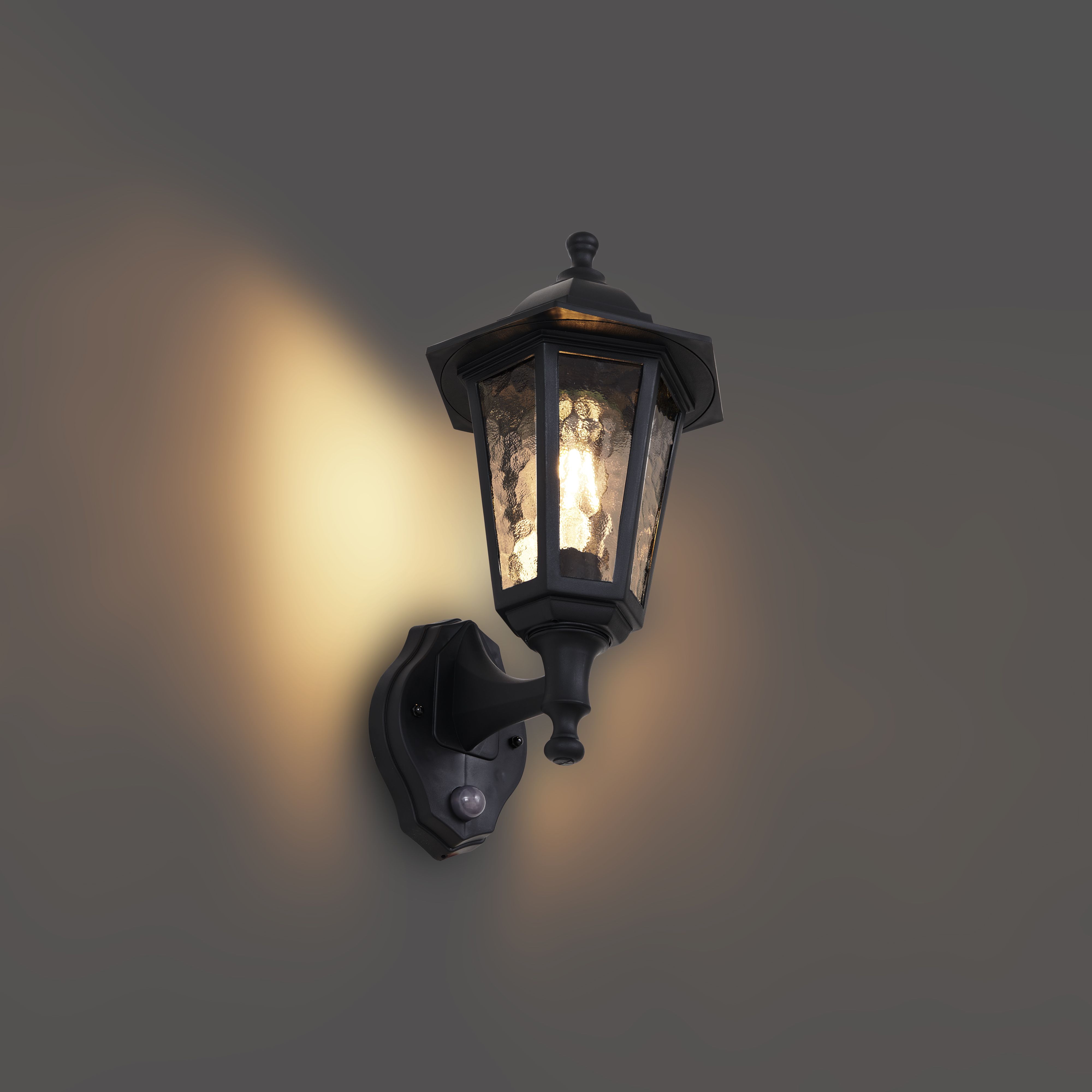 Buiten wandlamp zwart met bewegingssensor IP44 - New Haven Hammered