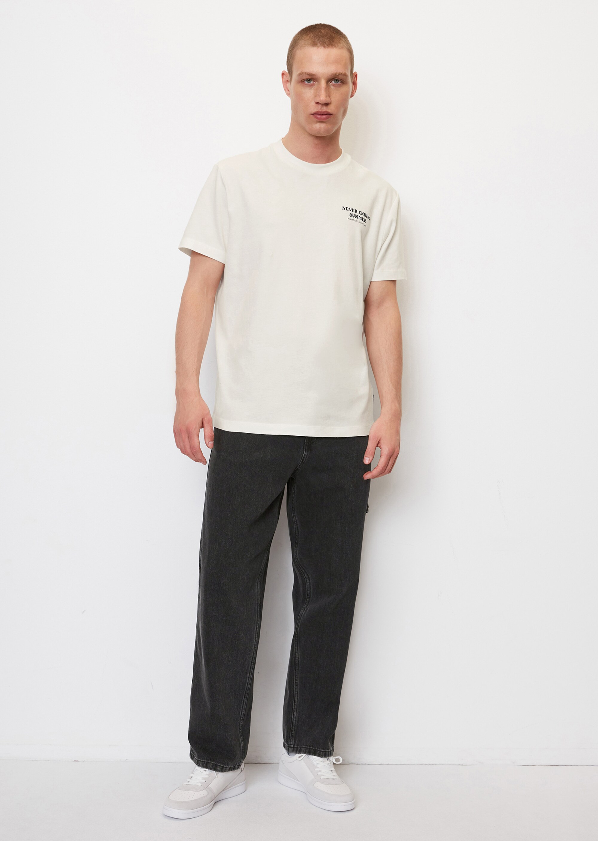 T-Shirt relaxed je nach Farbe mit markantem Rückenprint