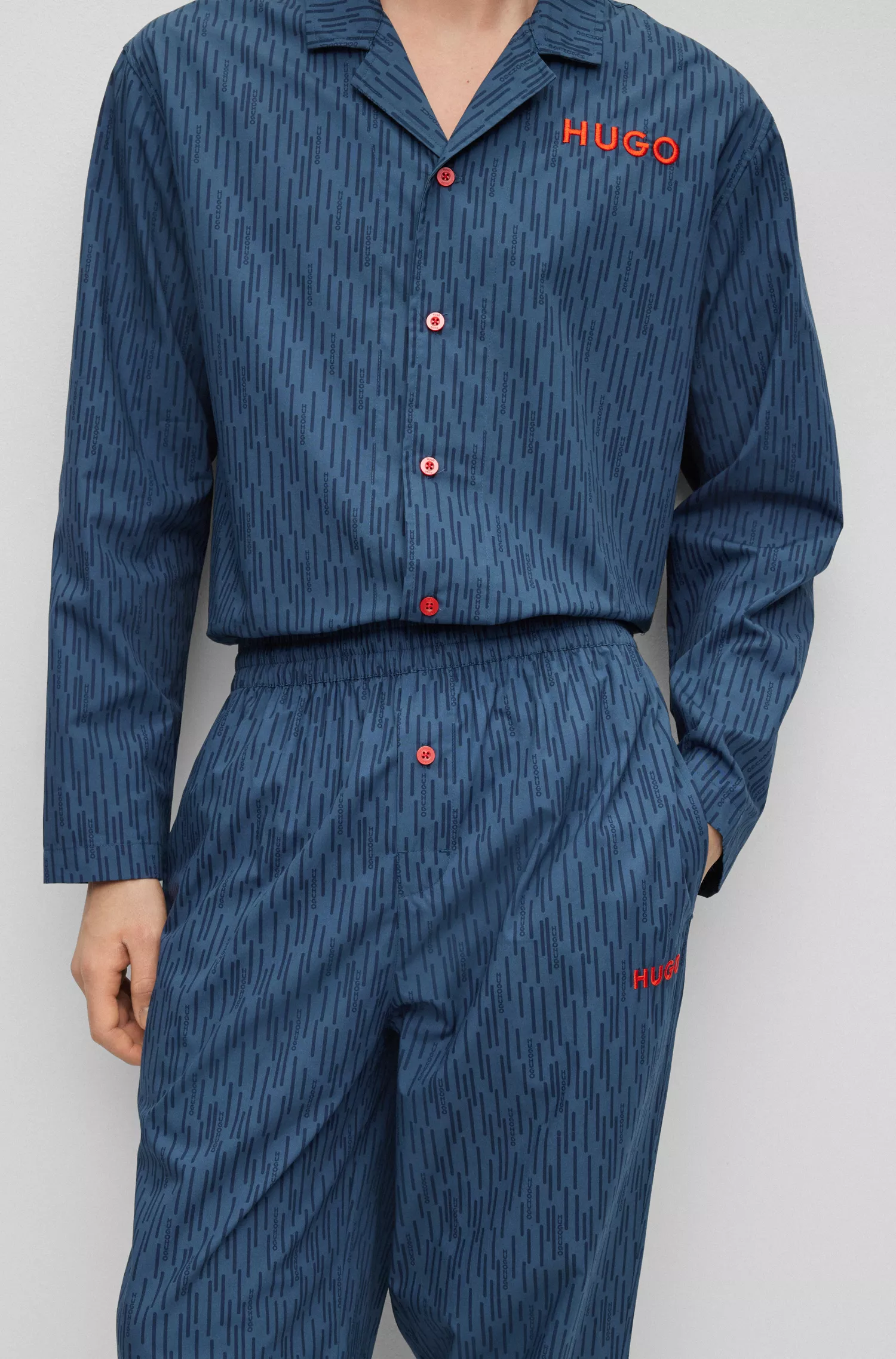 Pijama HUGO vermelho em popeline de algodão com estampa do logotipo inspirada na chuva.