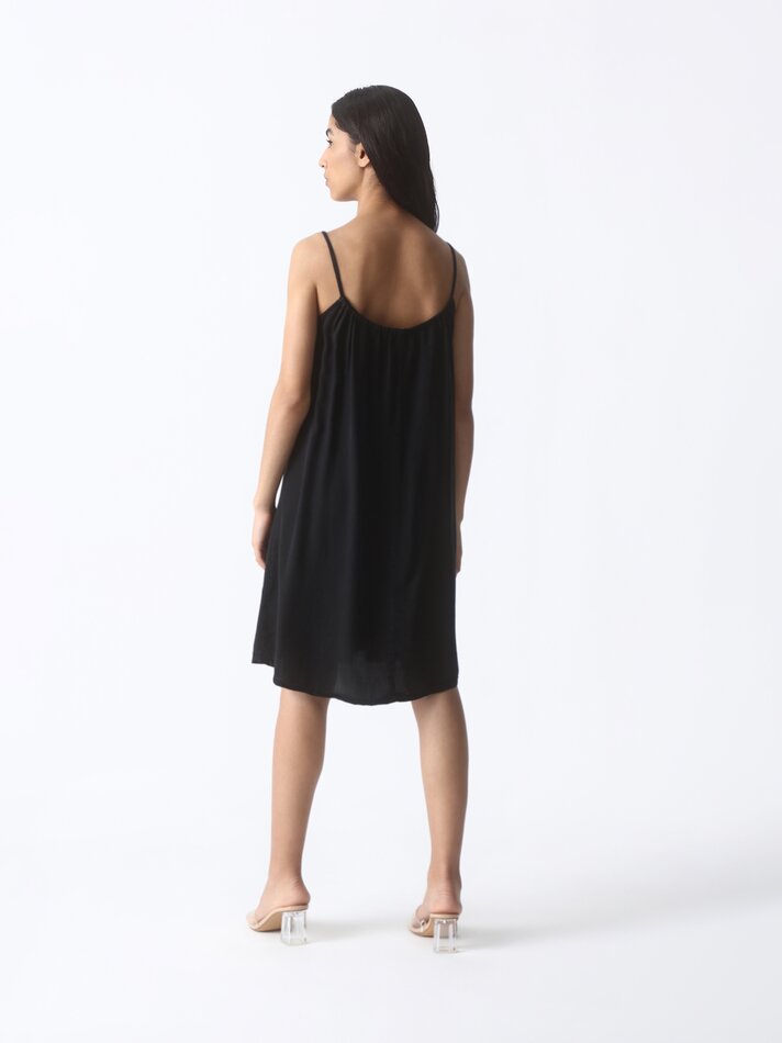 Vestido fluido com alças finas - Preto