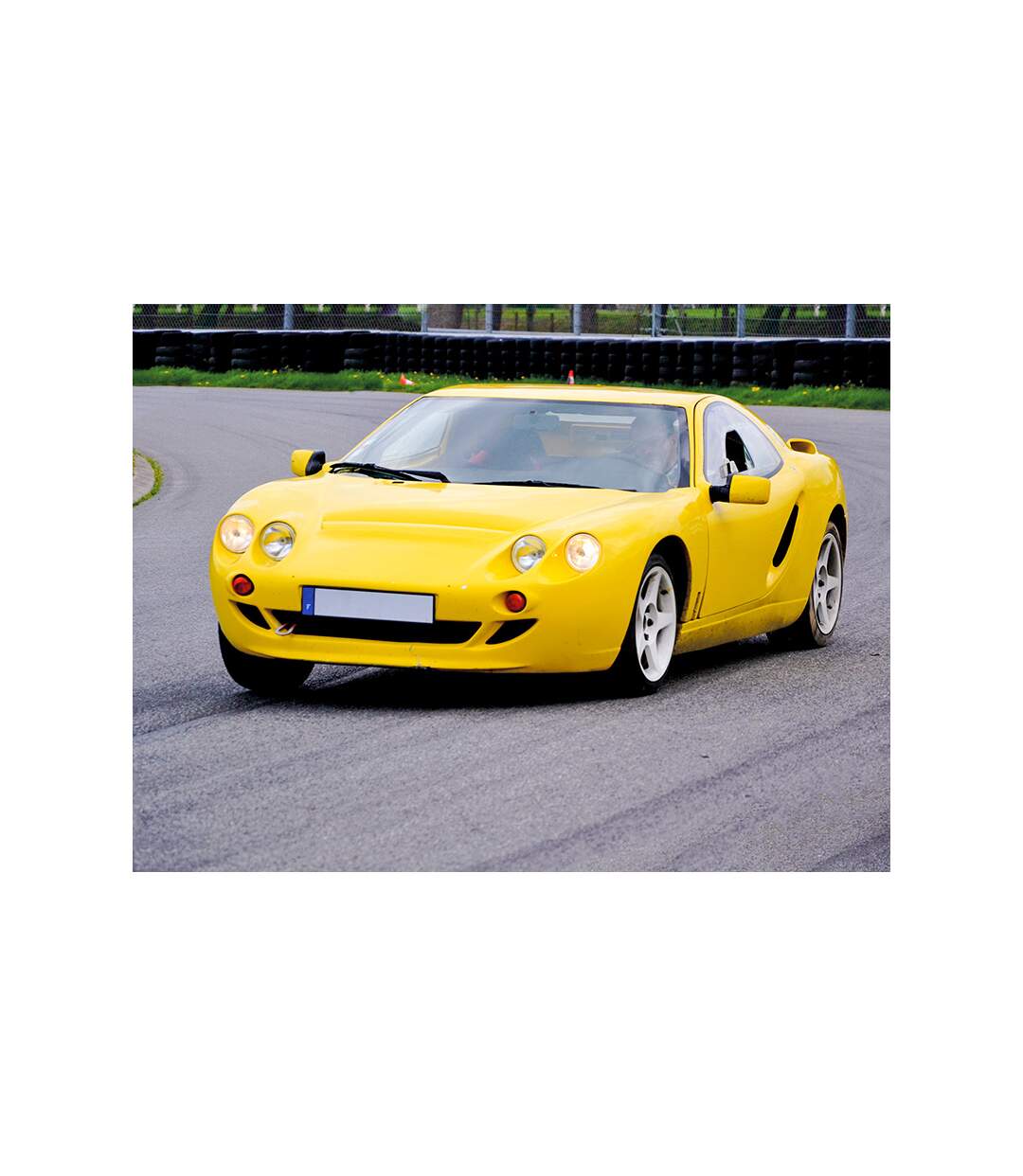 Pilotage d'une berline Hommell : 6 tours sur le circuit de Lohéac - SMARTBOX - Coffret Cadeau Sport & Aventure