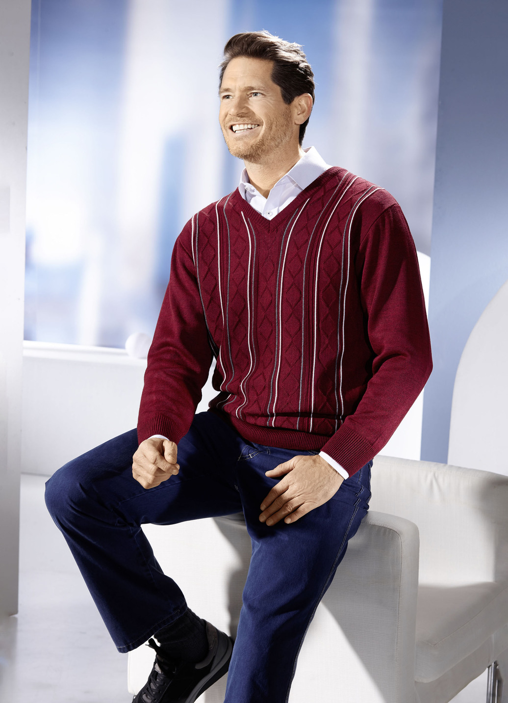V-Pullover mit Strukturdessin in 3 Farben