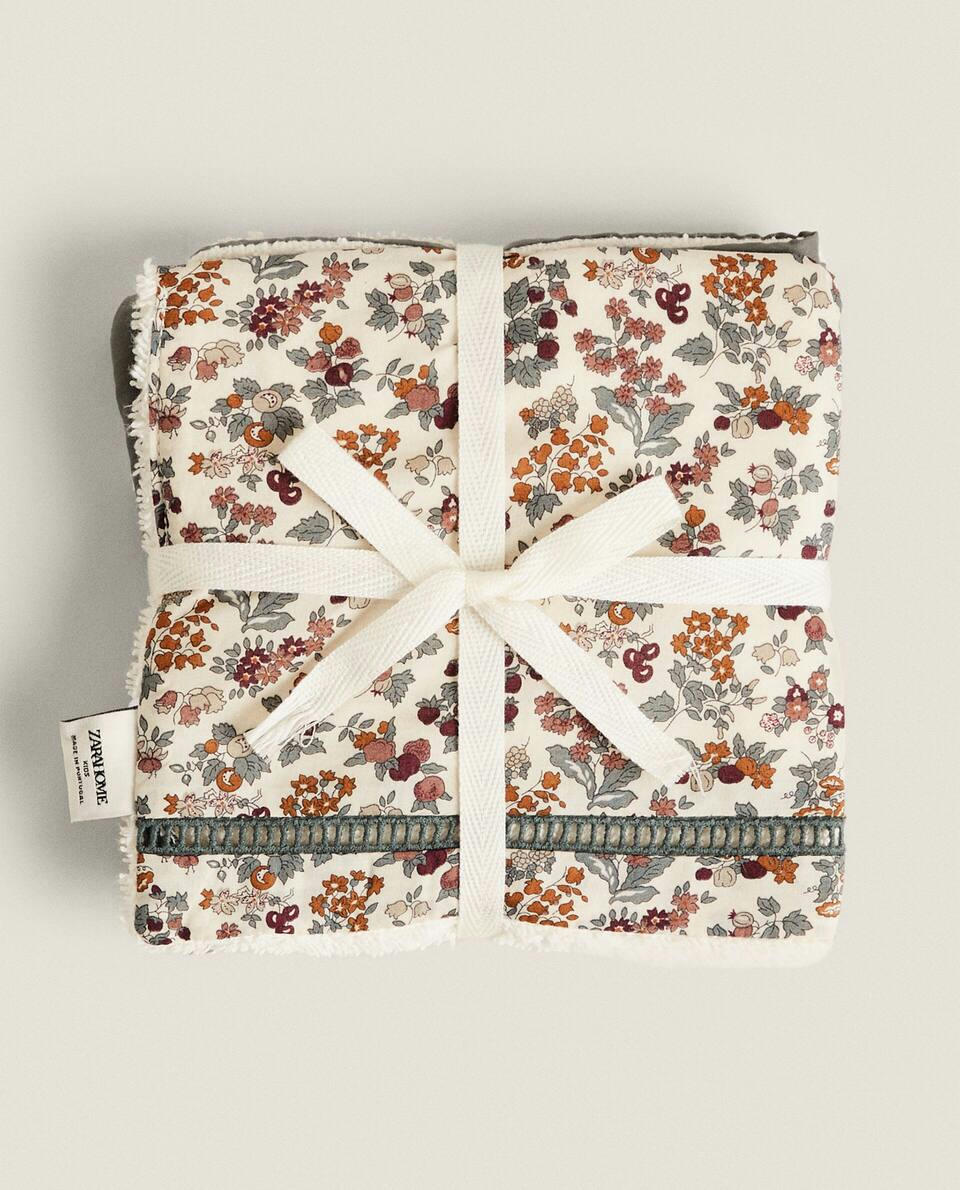 PACOTE DE PANOS DE MUSSELINA INFANTIS COM ESTAMPA FLORAL (PACOTE COM 2)