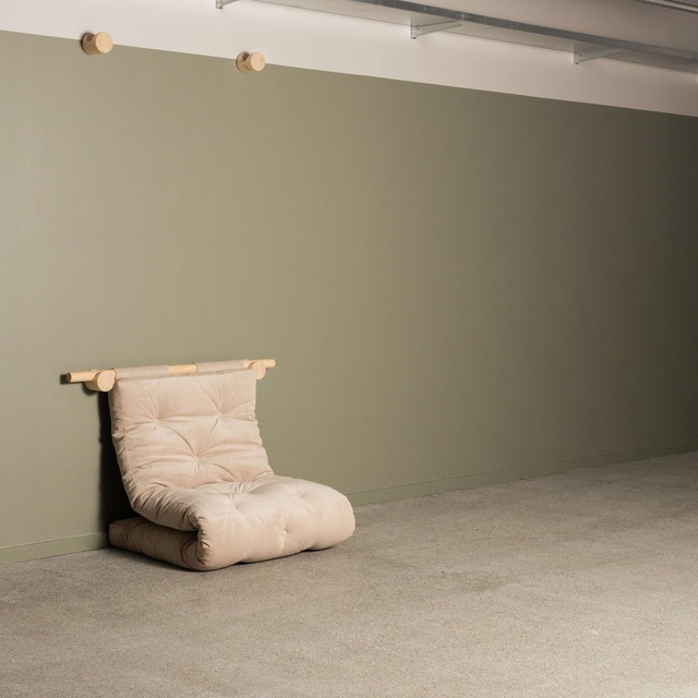 Karup Design Schlafsofa »Hooked Sofa Bed / Sleeper Chair – Sitz- oder Schlafplatz, platzsparend« Futonmatratze inkl. Halterungsset aus FSC®-zertifiziertem Massivholz