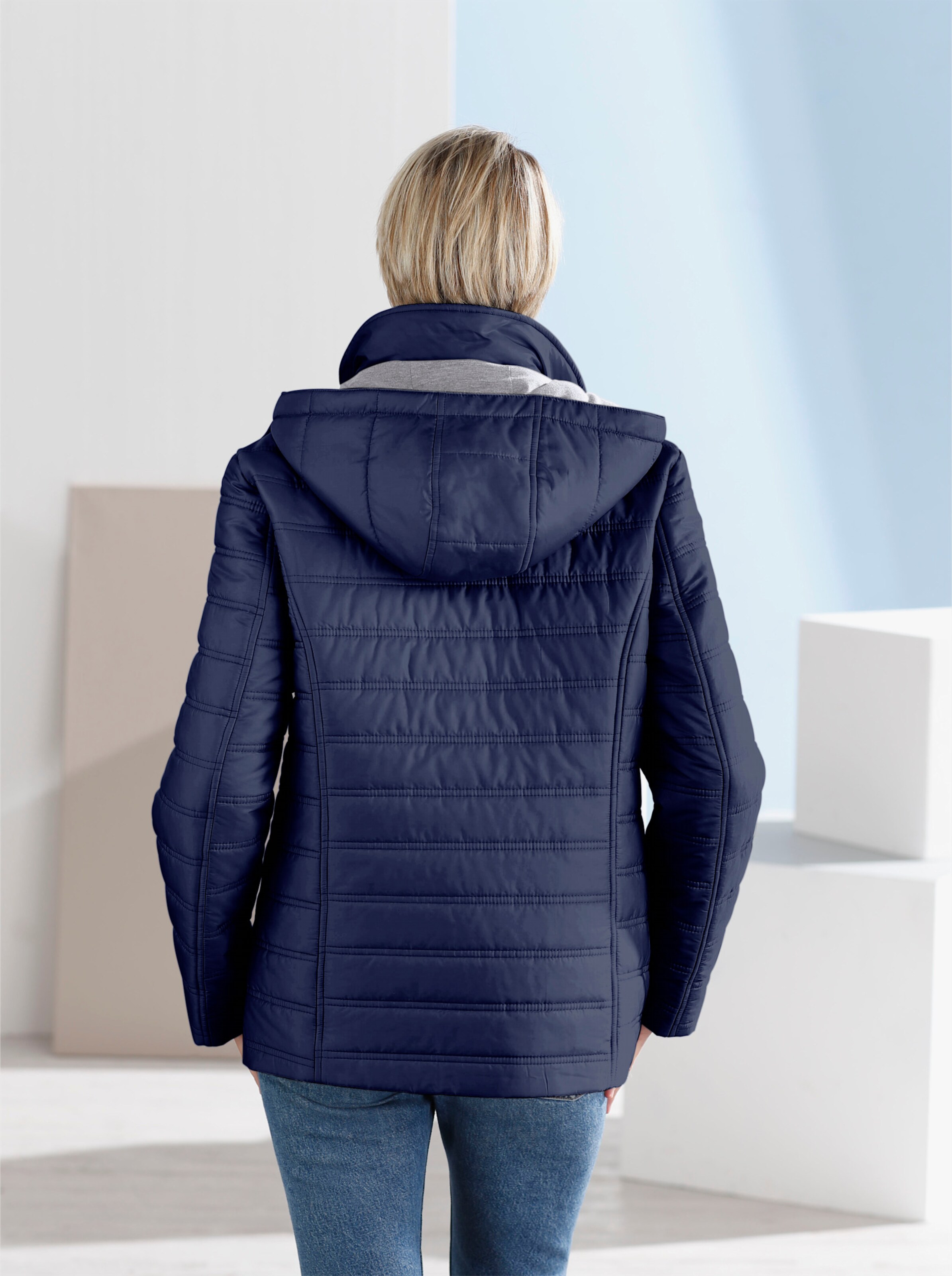Steppjacke mit abzippbarer Kapuze