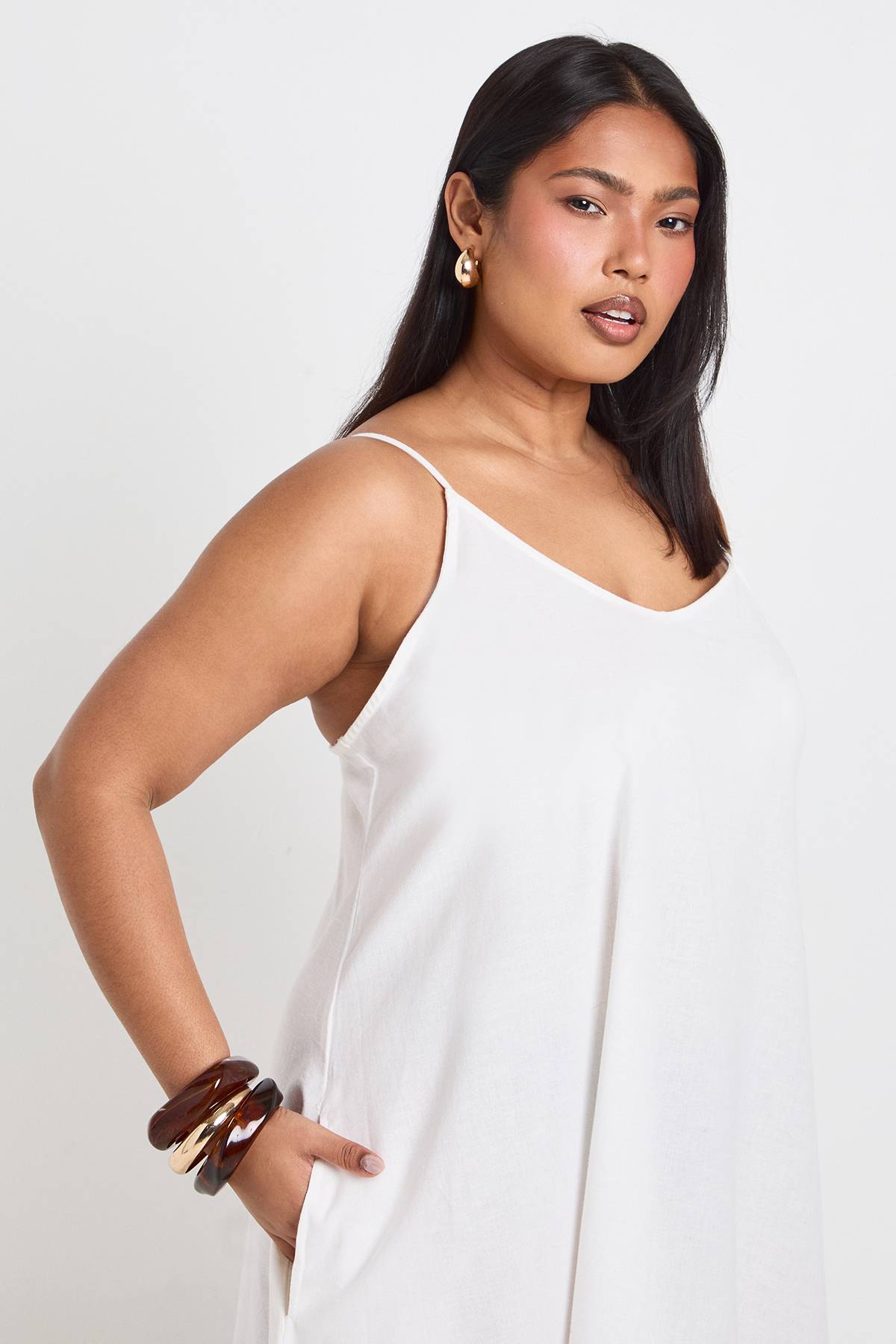 boohoo Robe Maxi Grande Taille En Lin À Ourlet Mouchoir