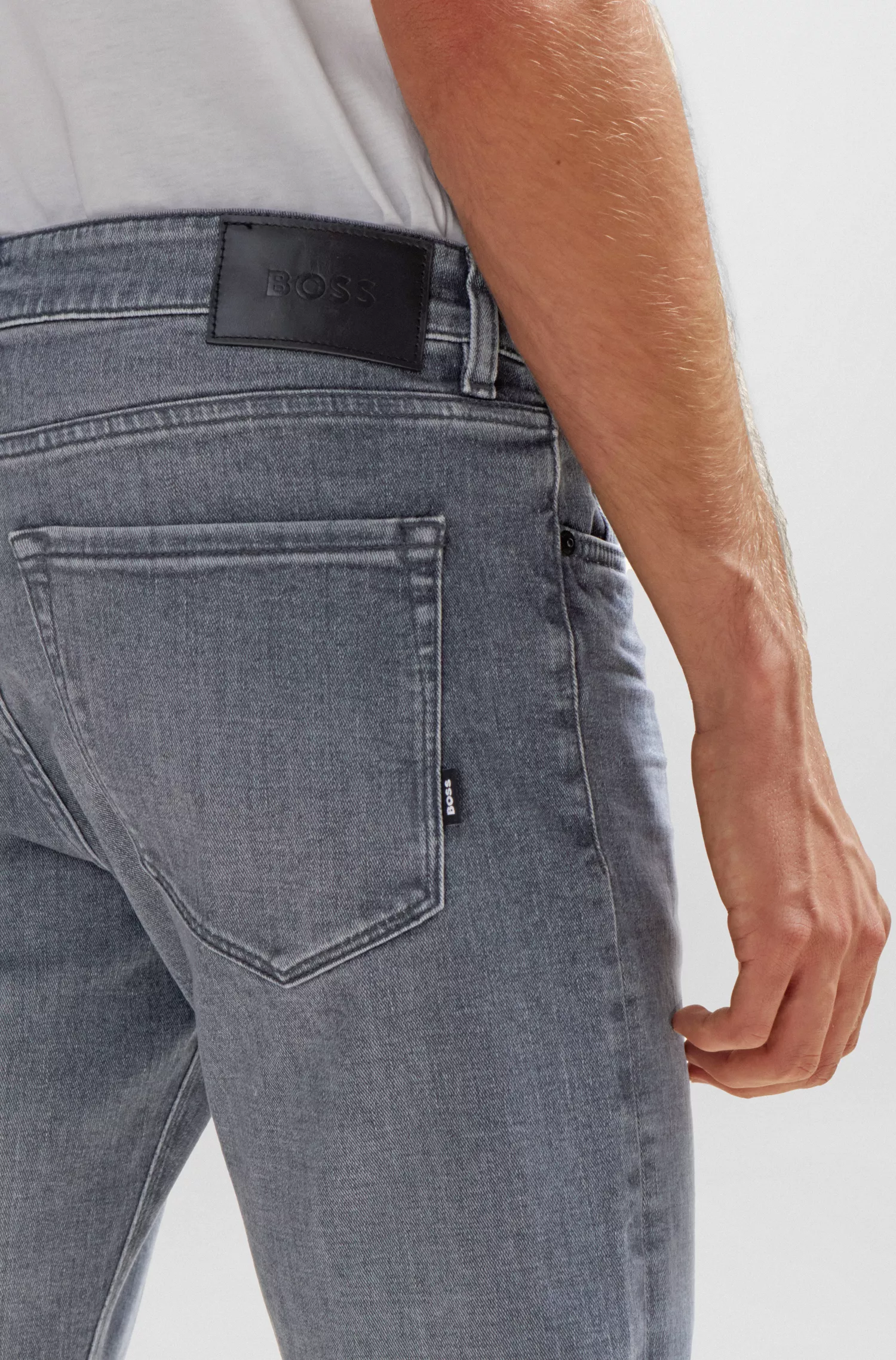 Calça jeans BOSS preta, corte regular, em denim italiano cinza de toque macio.