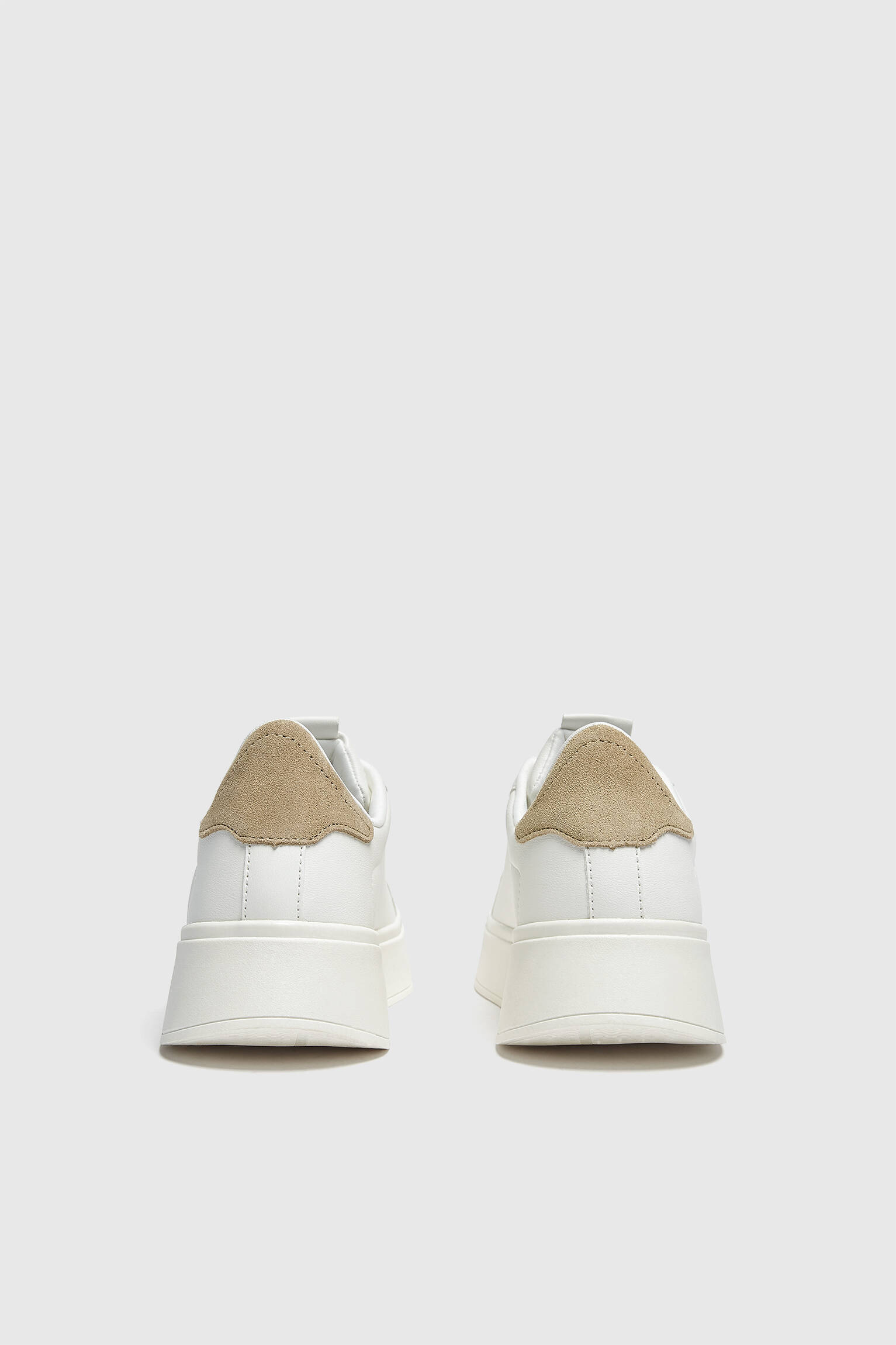 Tênis casual com sola volumosa - cor natural