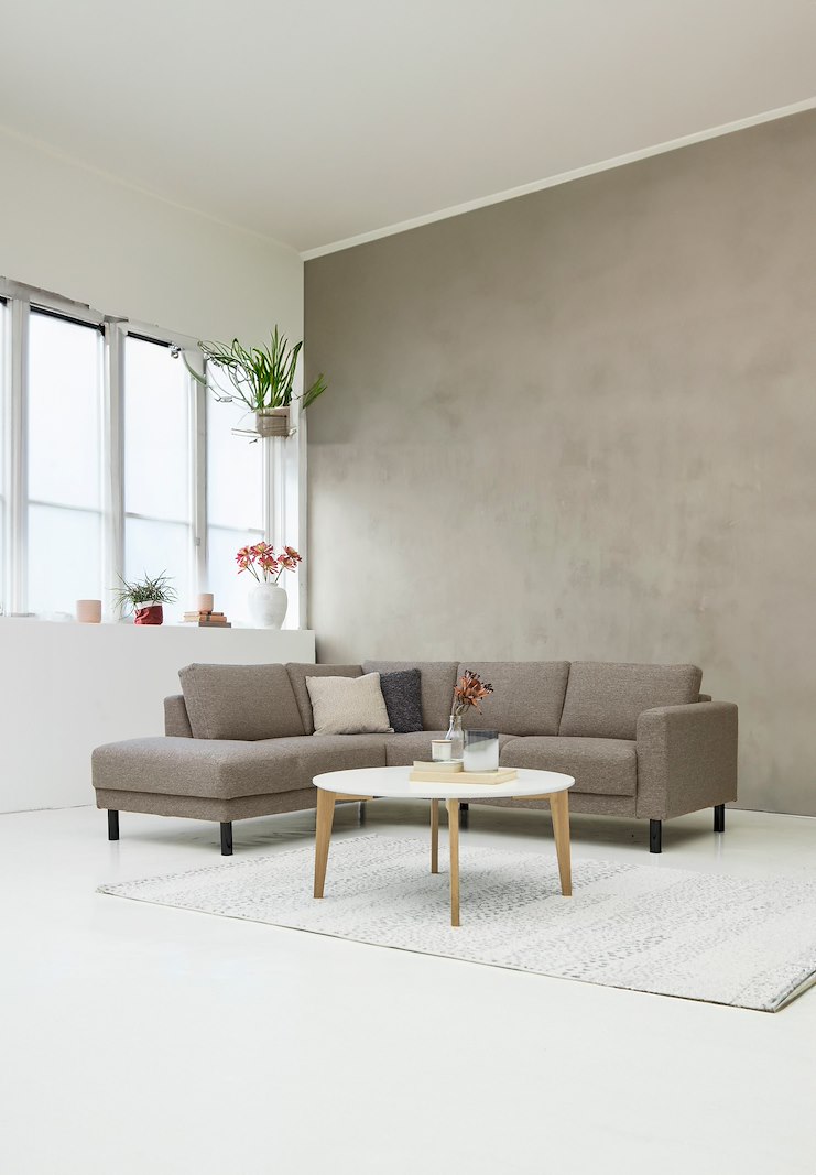 Cleveland hjørnesofa åpen ende venstre I tekstil Brego 34 Beige med sorte treben.