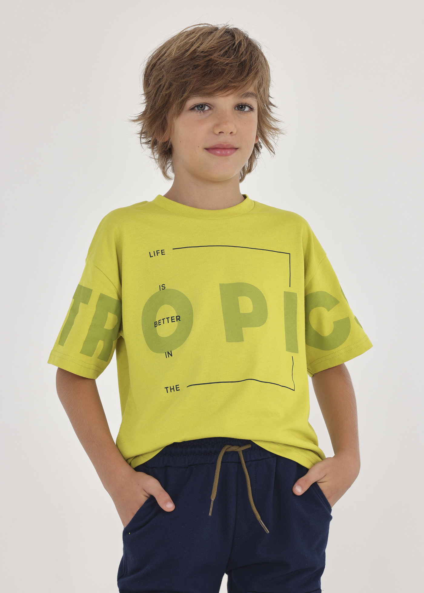 Camiseta infantil com estampa sustentável em algodão.