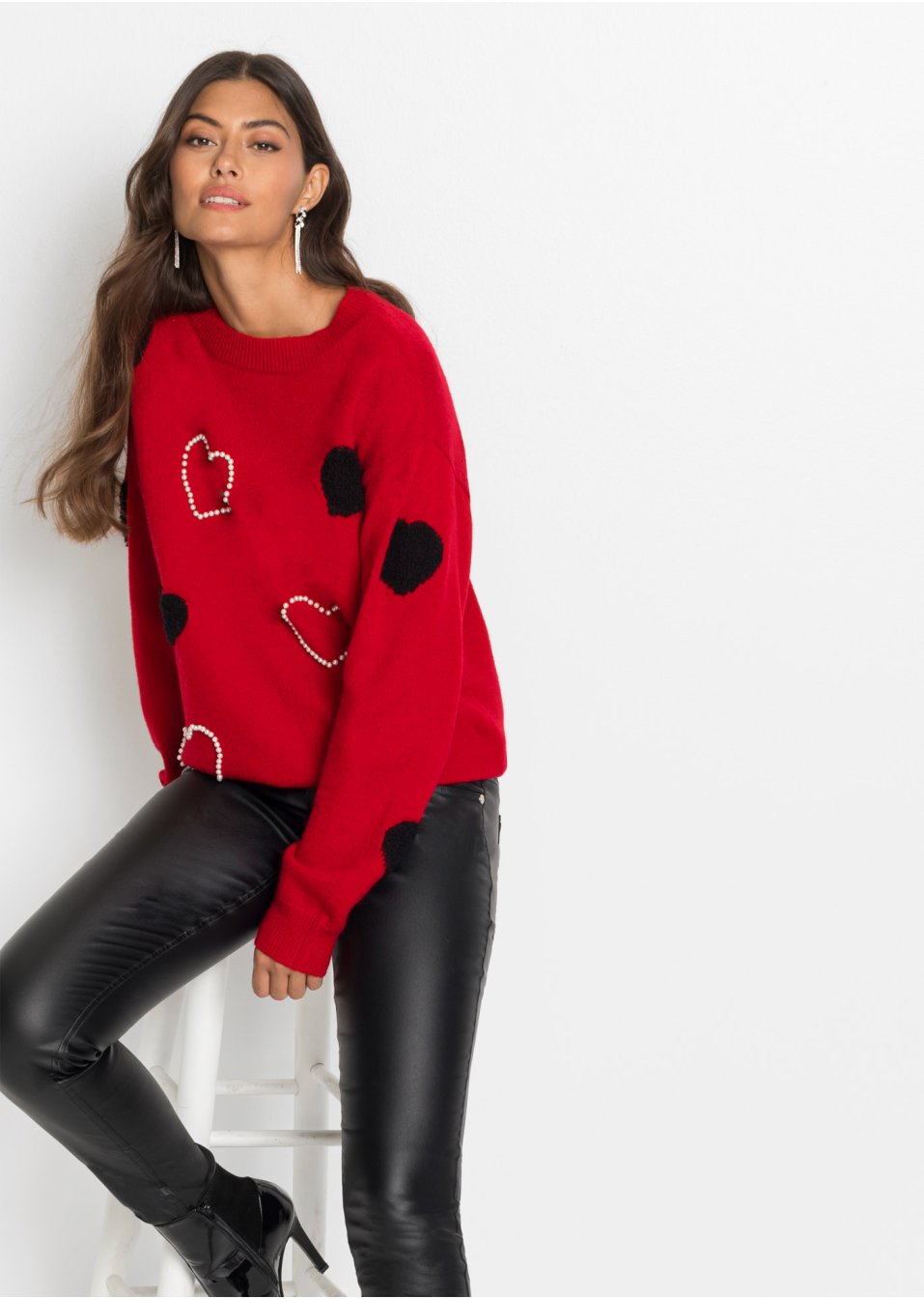 Pull avec éléments décoratifs appliqués