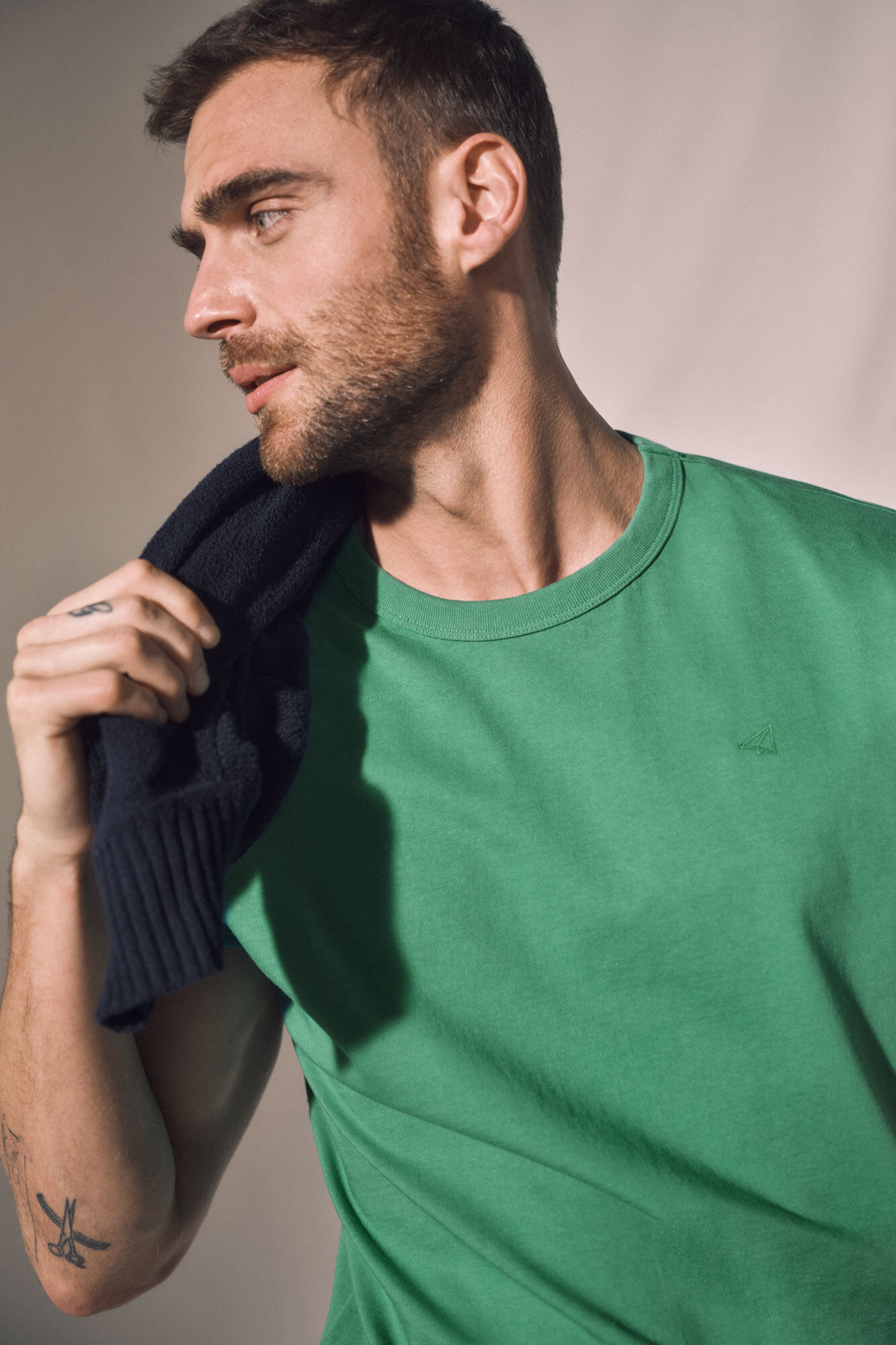 Camiseta básica de algodão com estampa de avião - Verde