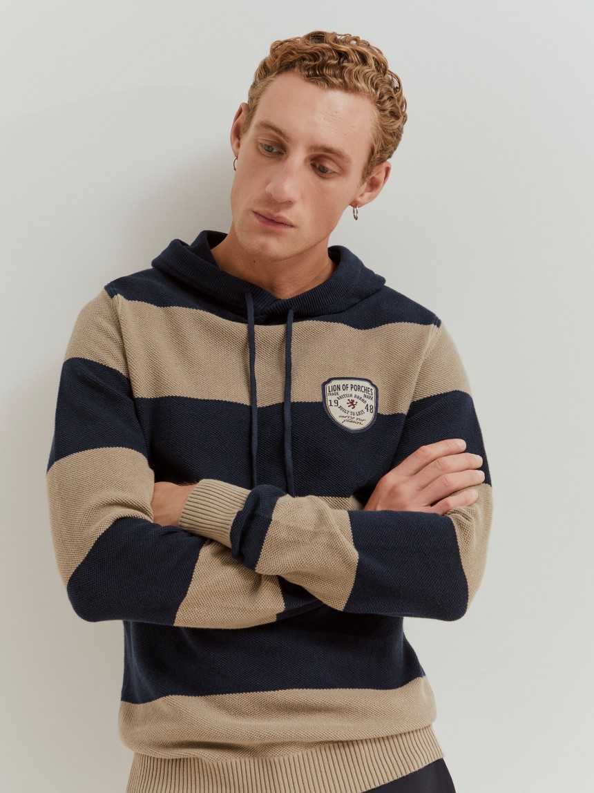 Camisola com capuz às riscas
