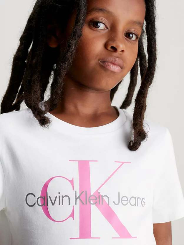 Camiseta infantil com logotipo