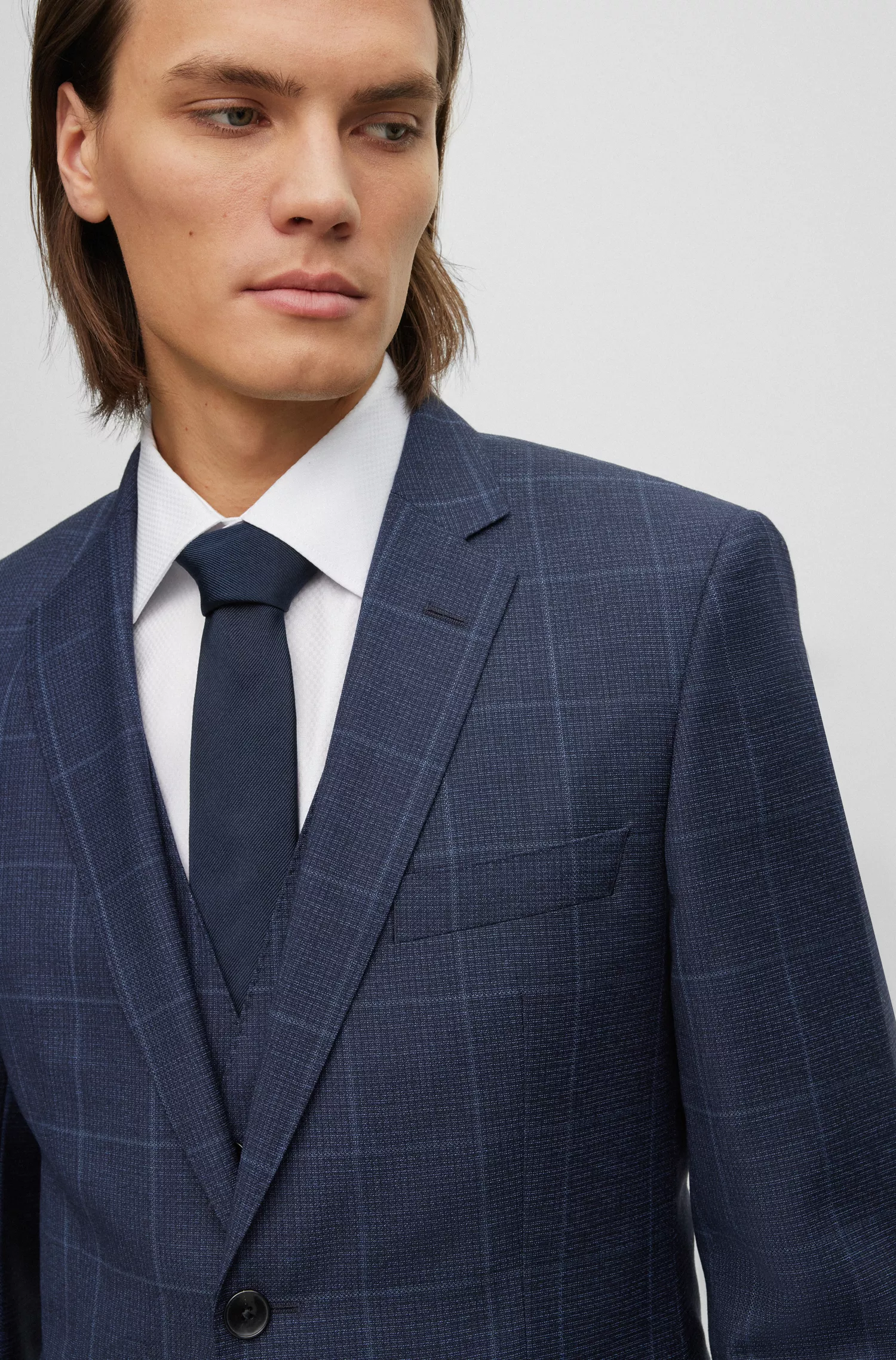 Terno BOSS preto de três peças, corte slim, em lã virgem xadrez.