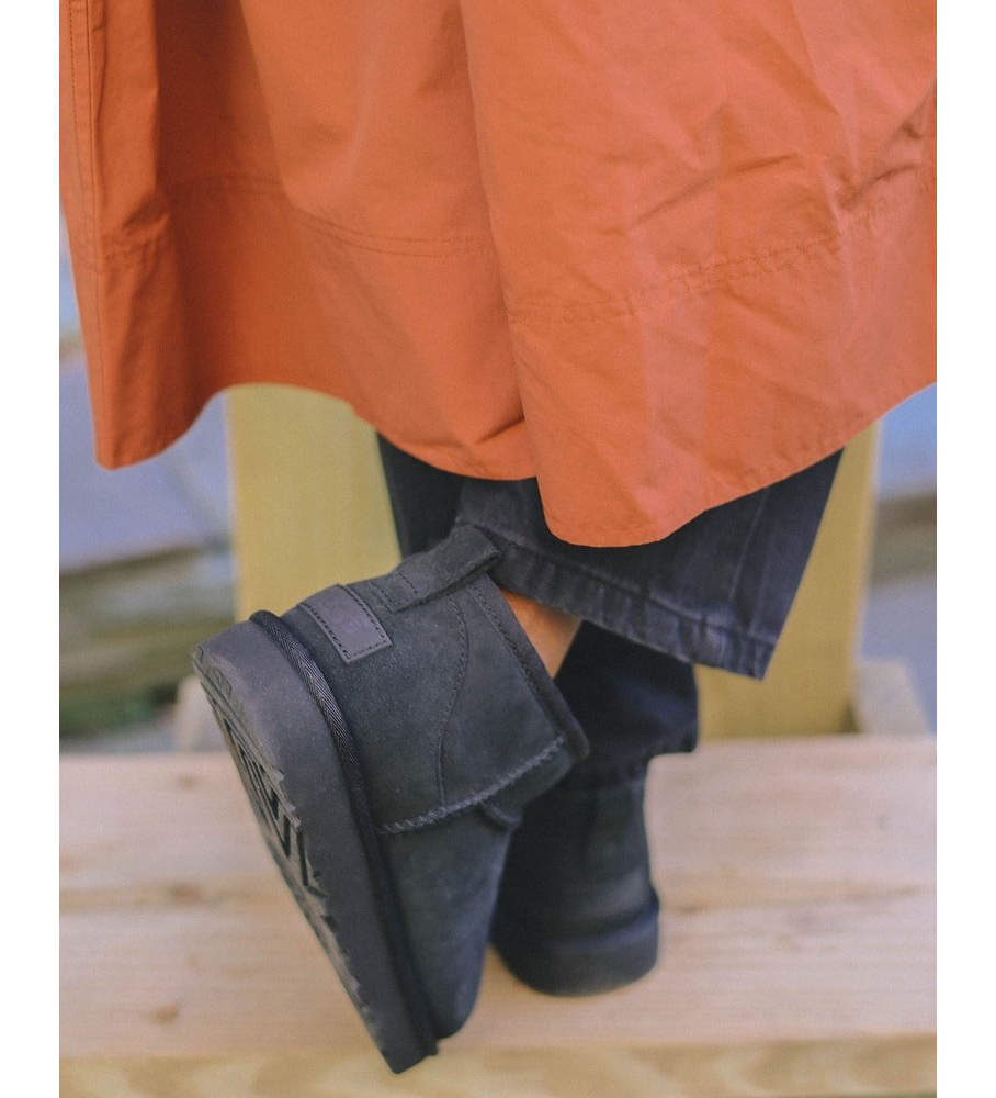 Botas de cano curto UGG Classic Ultra Mini em couro, pretas