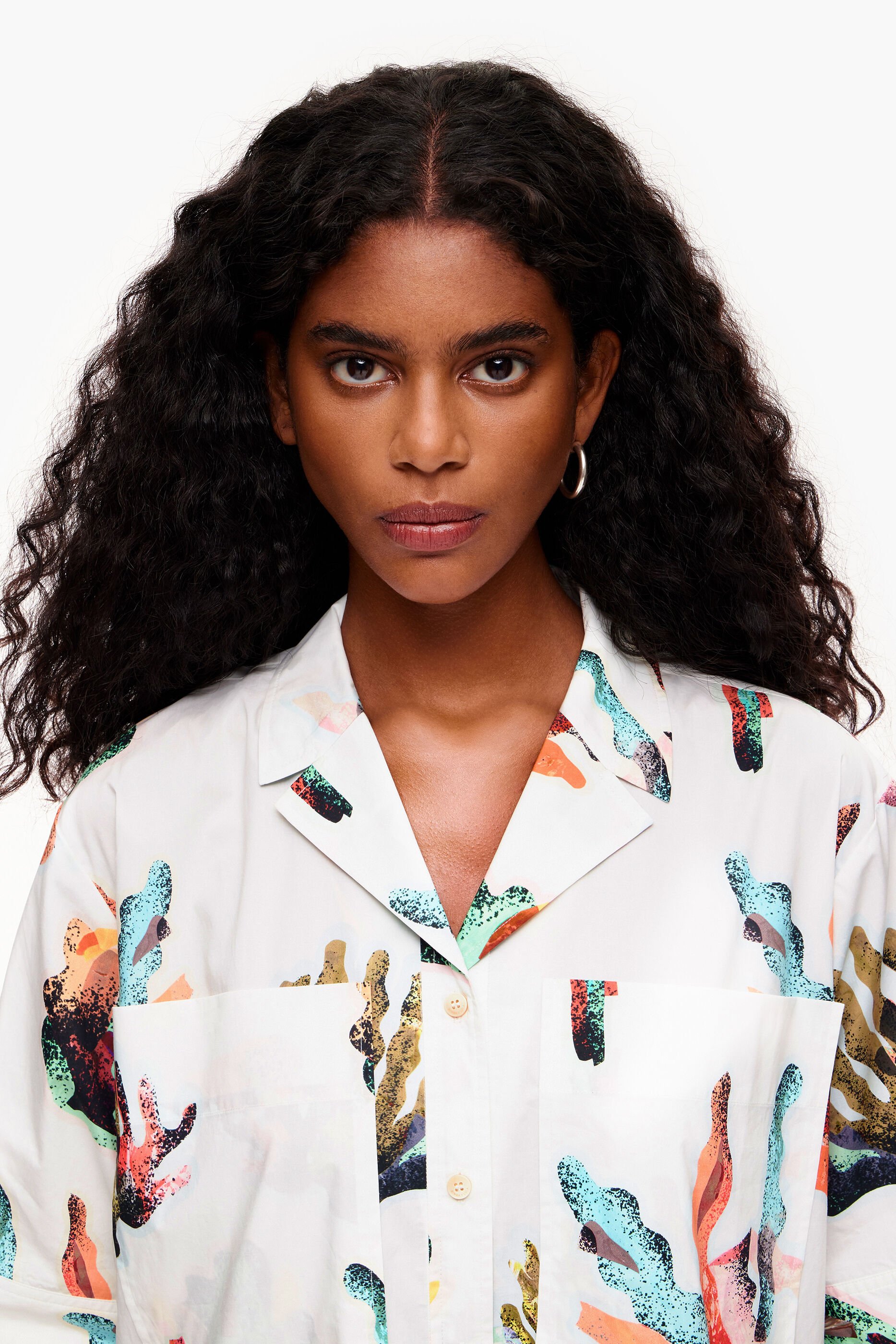 Vestido camiseiro com estampa coral e marfim