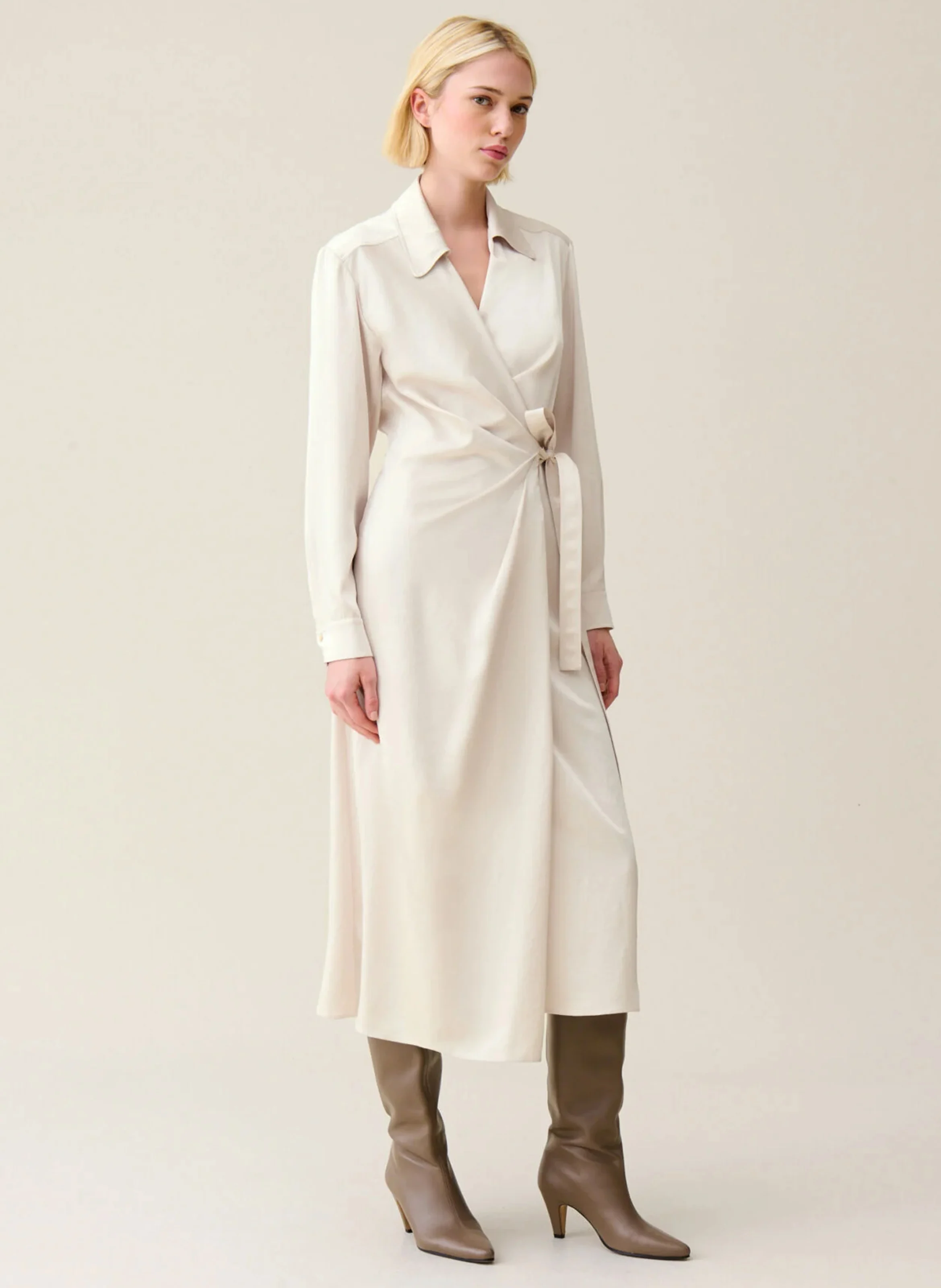 Robe midi portefeuille effet satiné | Beige