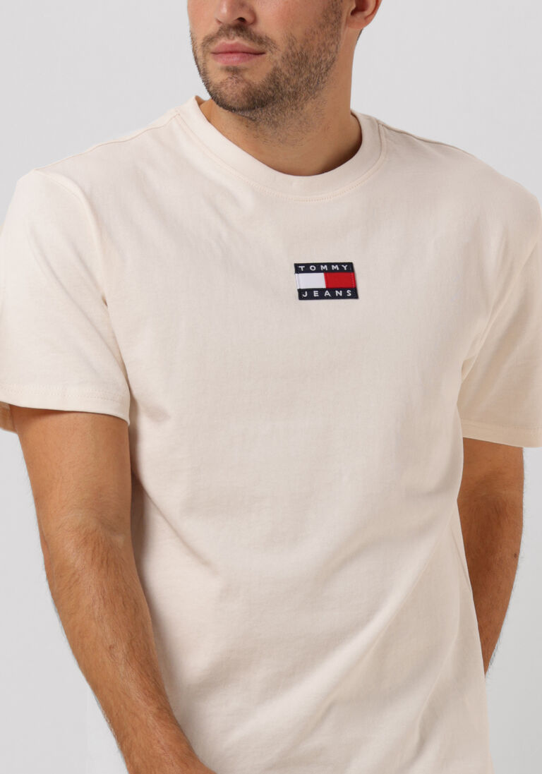 TOMMY JEANS gebroken wit tommy jeans t-shirt tjm tommy badge tee