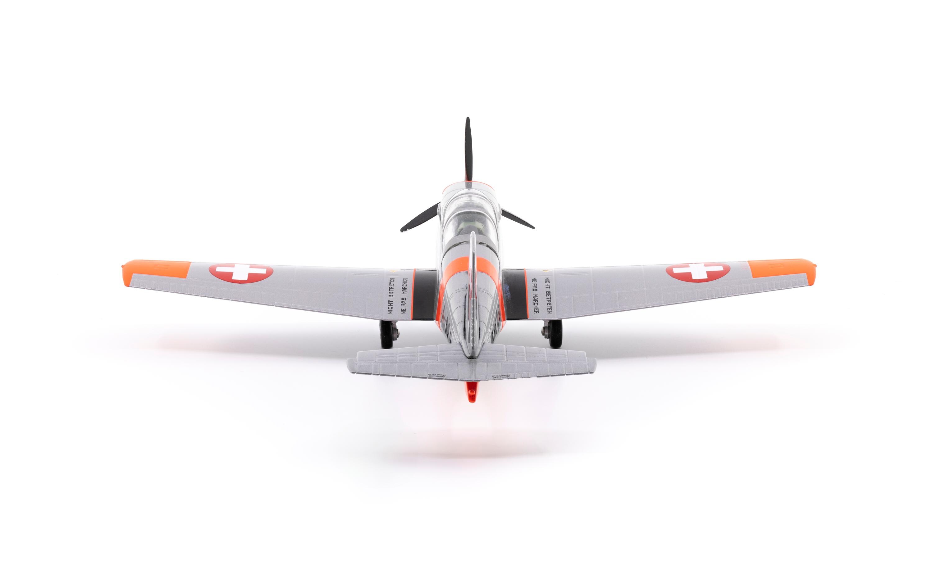 Pilatus P-3 A-829 inkl. Chromständer 1:72Flugzeugmodell Pilatus P-3 mit Chromständer