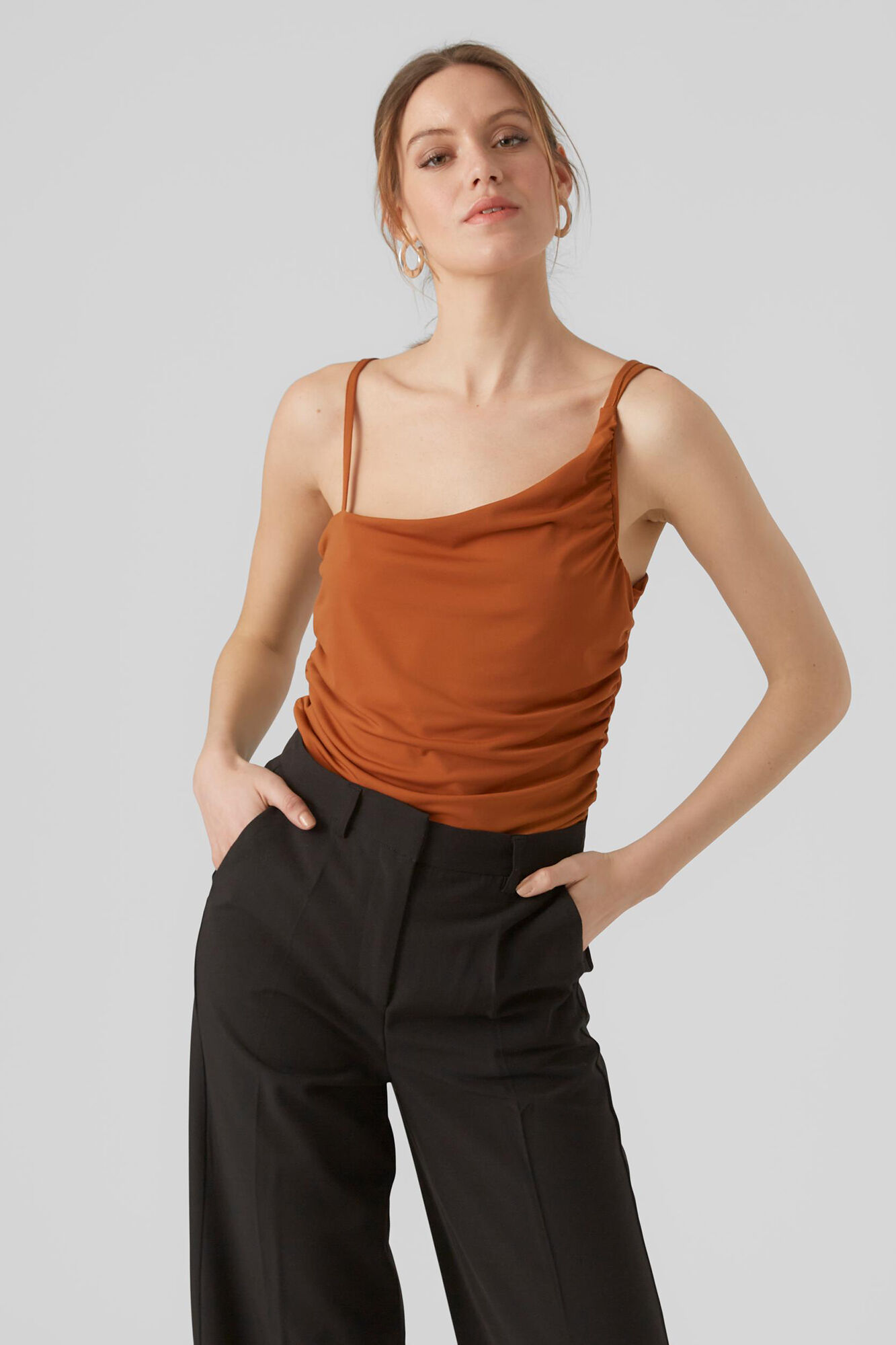 Top assimétrico de alças finas com costuras franzidas - Marrom
