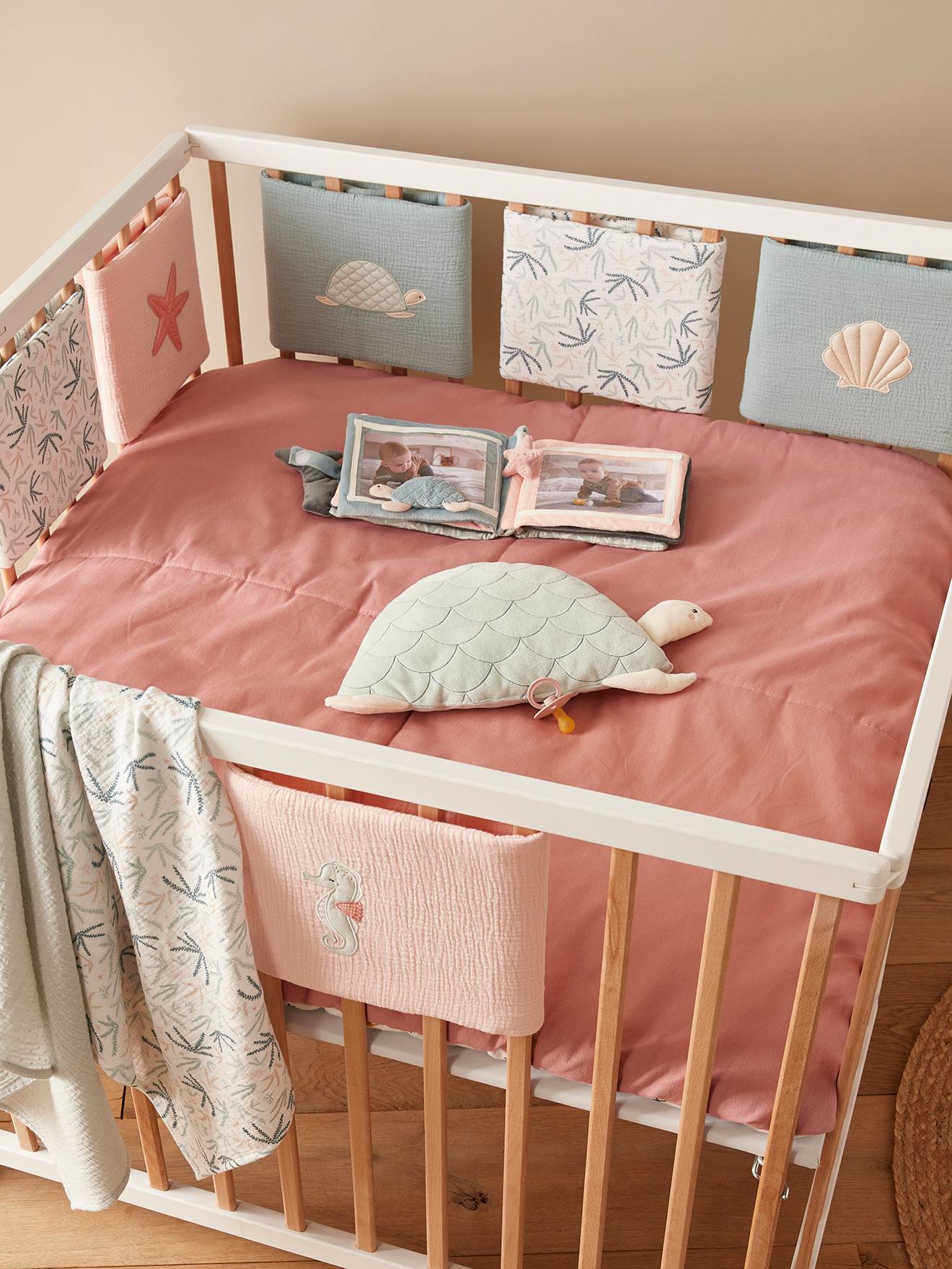 Protetor de berço/cercado infantil rosa médio liso com estampas 