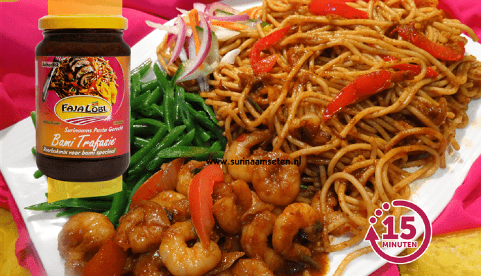 Surinaamse spaghetti met garnalen, kousenband en zuurgoed
