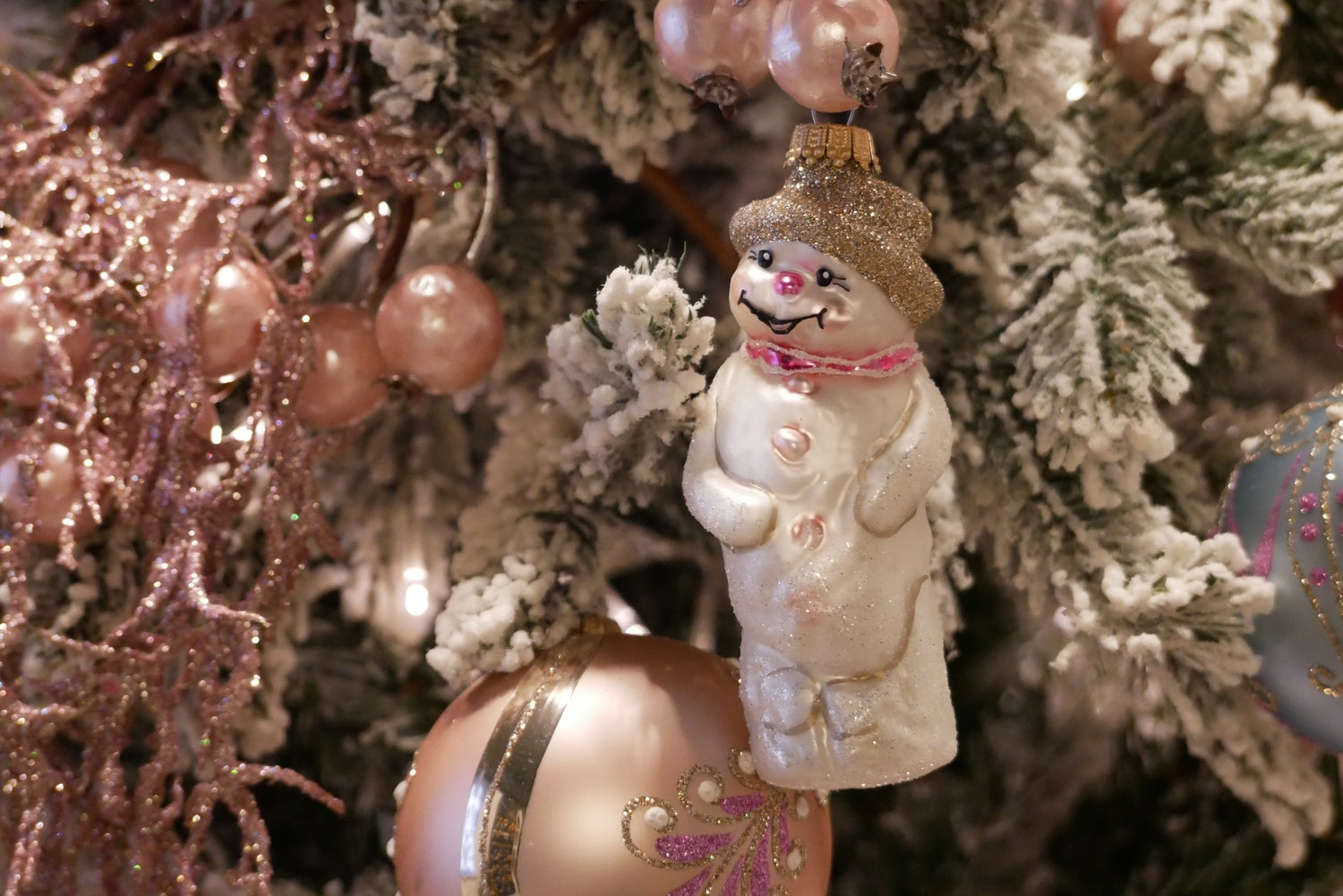 Lichtroze sneeuwpop van 10 cm met gouden hoed, glazen ornament, mondgeblazen en met de hand versierd, 1 stuk, kerstbal, kerstboomversiering, kerstboomversiering