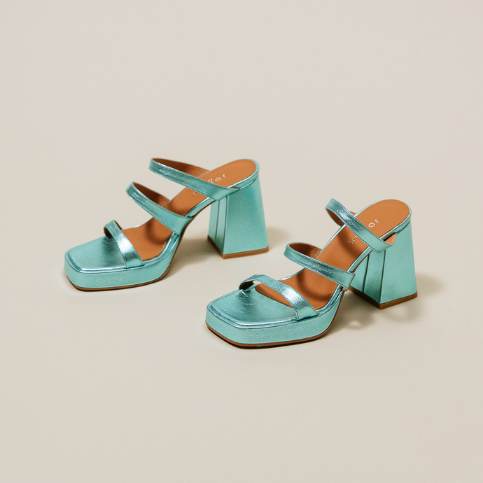 Mules à brides et bouts carrés  en cuir metallisé turquoise