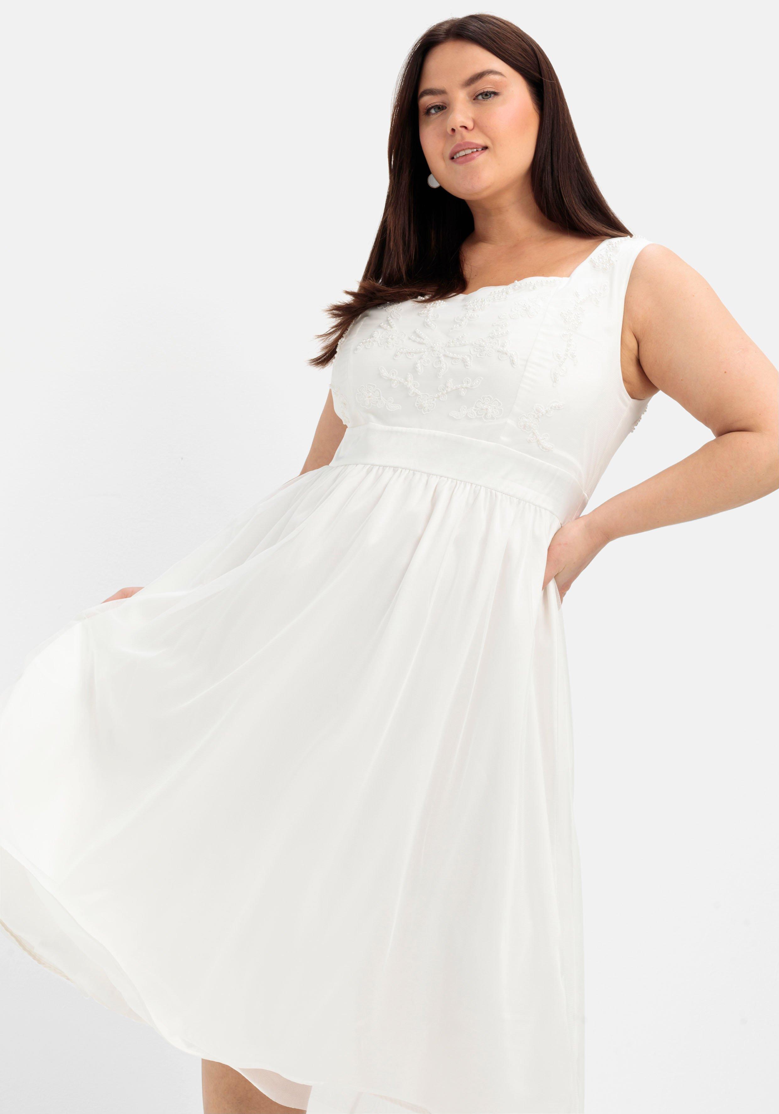 Abendkleid mit Stickerei und Perlen