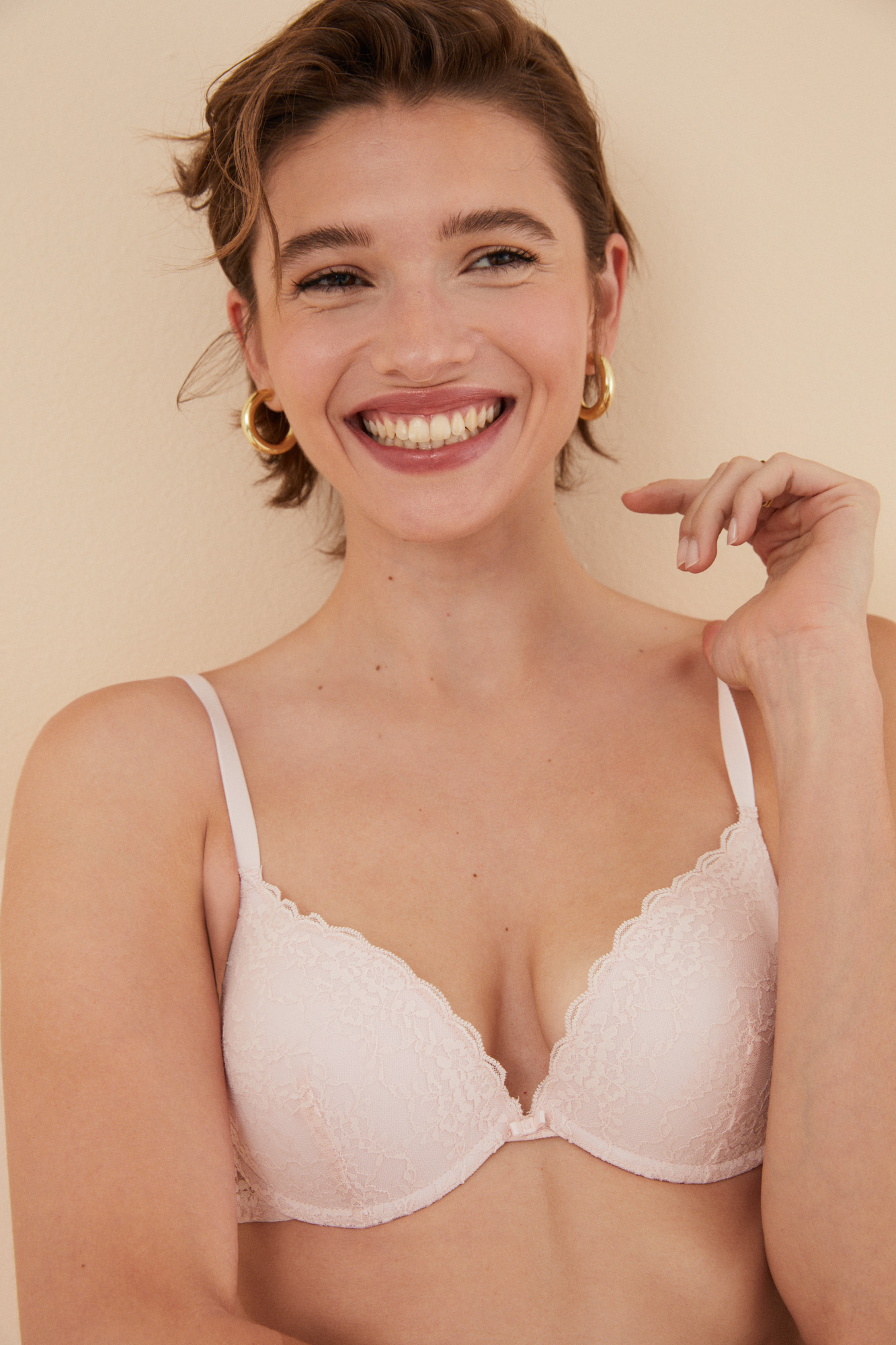 Lindo sutiã push-up rosa claro com renda.