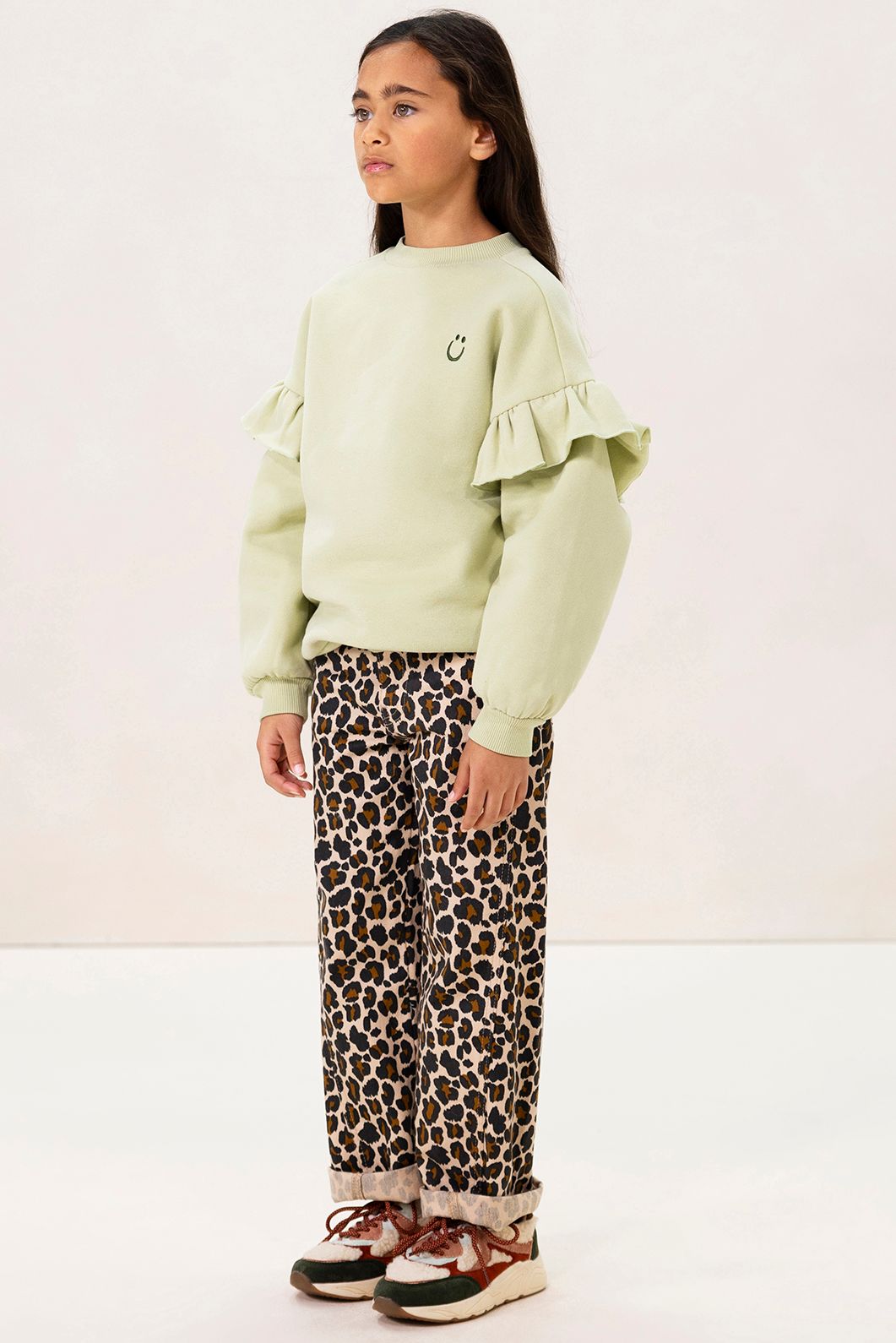 Lichtgroene oversized sweater met ruffles en smiley patch