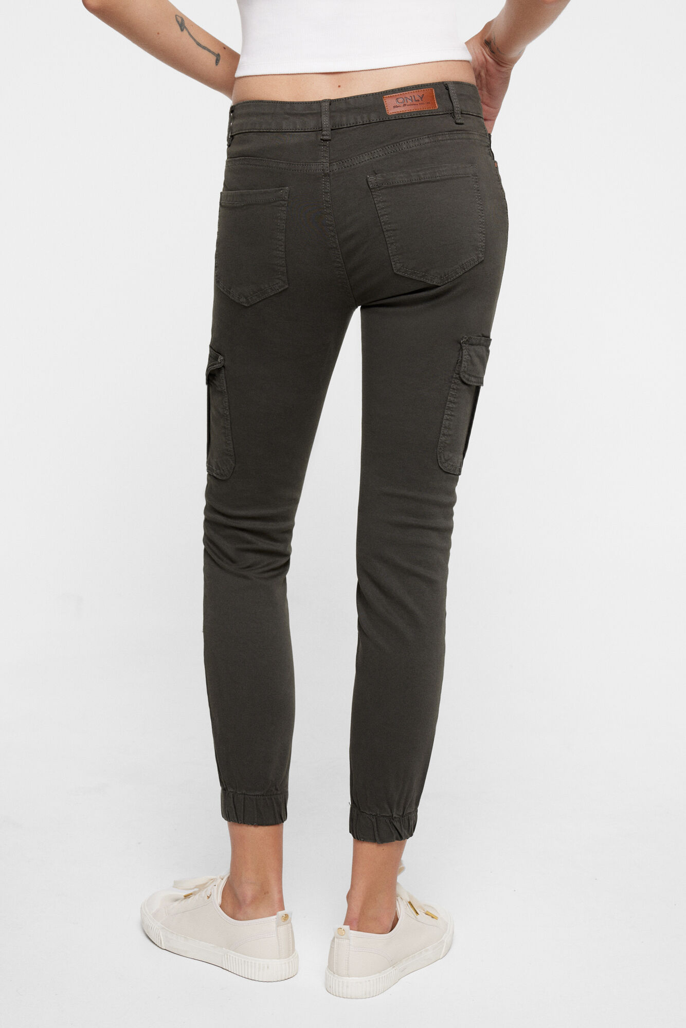 Calça jeans estilo cargo com bolsos laterais